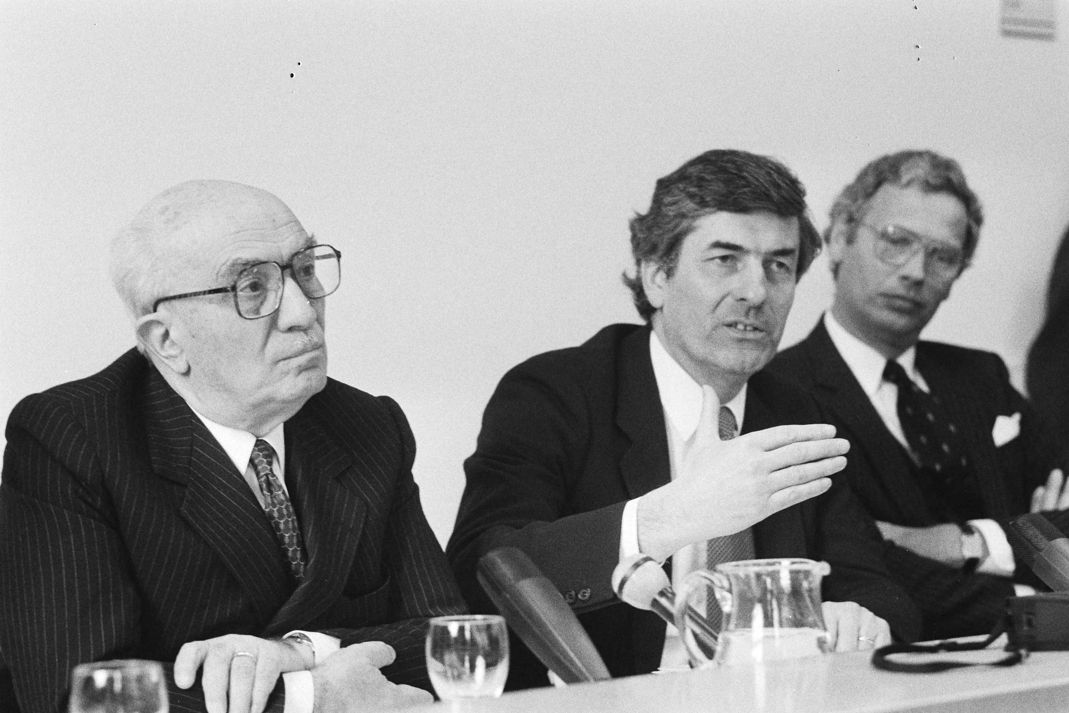 Persconferentie van de Italiaanse premier Fanfani (l) en premier Lubbers in Den Haag — V.l.n.r. Fanfani, Lubbers en minister Van den Broek (Buitenlandse Zaken) — Foto: Croes, Rob C. / Anefo. Licentie: Set B: Rechtenvrij / Publiek Domein. Bron: Nationaal Archief. http://hdl.handle.net/10648/ad2830d8-d0b4-102d-bcf8-003048976d84