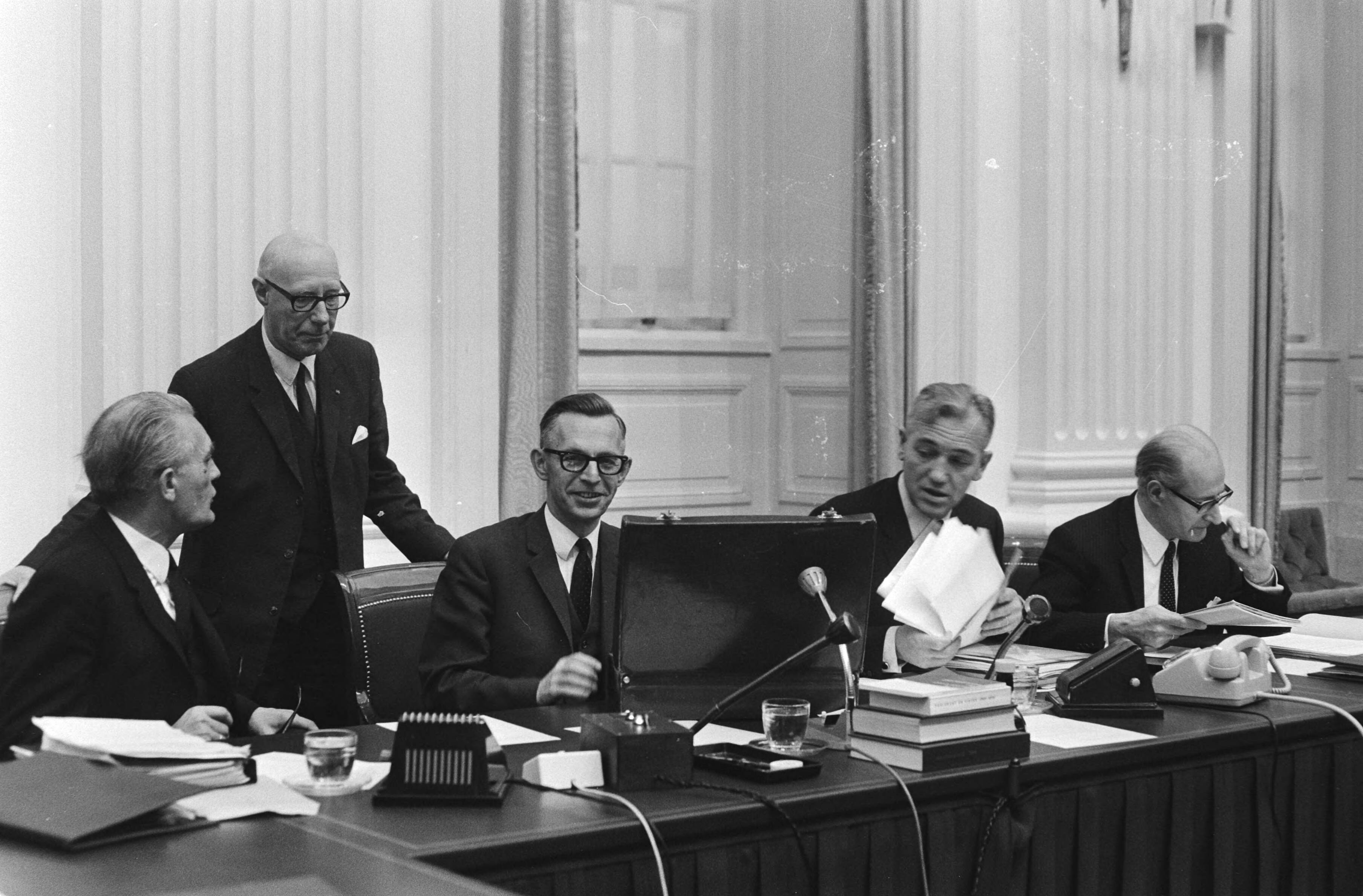 Fotocollectie Anefo — Tweede Kamer behandelt brieven van ministerie van Sociale Zaken, Economische Zaken en Volkshuisvesting m.b.t. Oost-Groningen; regeringstafel / — Foto: Mieremet, Rob / Anefo. Licentie: Set B: Rechtenvrij / Publiek Domein. Bron: Nationaal Archief. http://hdl.handle.net/10648/abb19744-d0b4-102d-bcf8-003048976d84