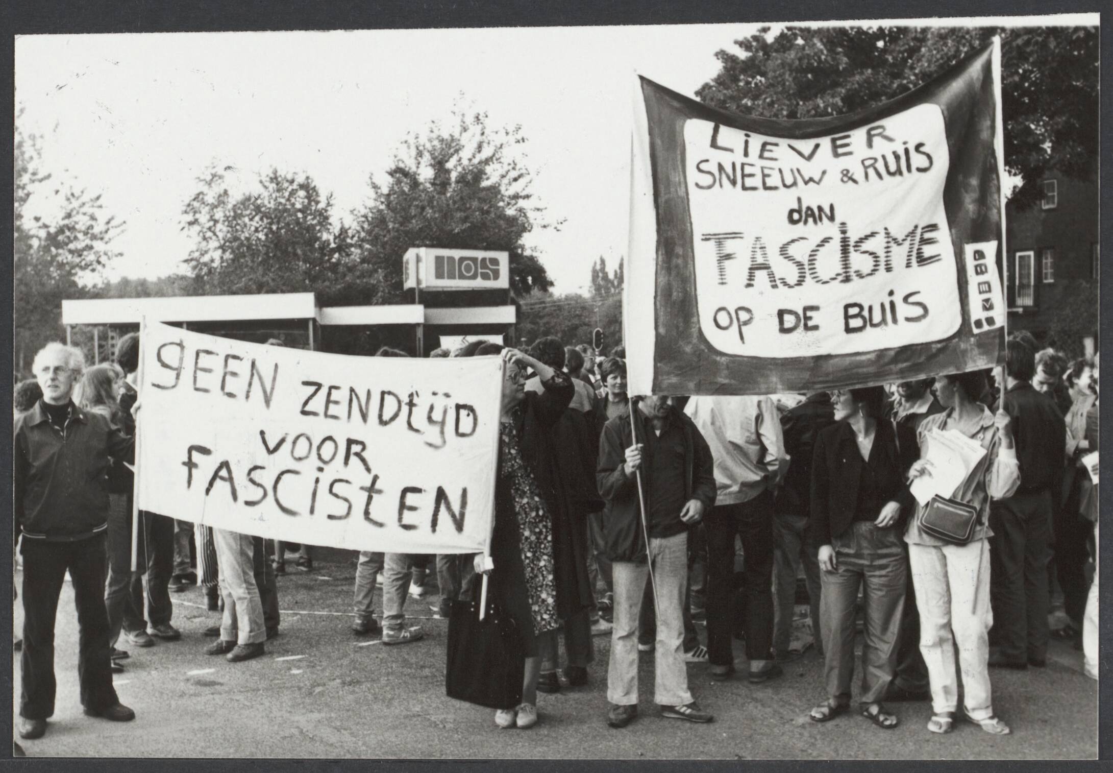 C.P. (Centrum Partij). niet te verwarren met C.P.'86, ook Janmaat bij CP. — Bij de NOS in Hilversum werd geprotesteerd tegen de tweede verkiezingsuitzending van de Centrumpartij in de zendtijd voor politieke partijen — Foto: Antonisse, Marcel / Anefo (1). Licentie: Set B: Rechtenvrij / Publiek Domein. Bron: Nationaal Archief. http://hdl.handle.net/10648/1d0da3d5-a794-4282-1f92-fa5c05b35e0e