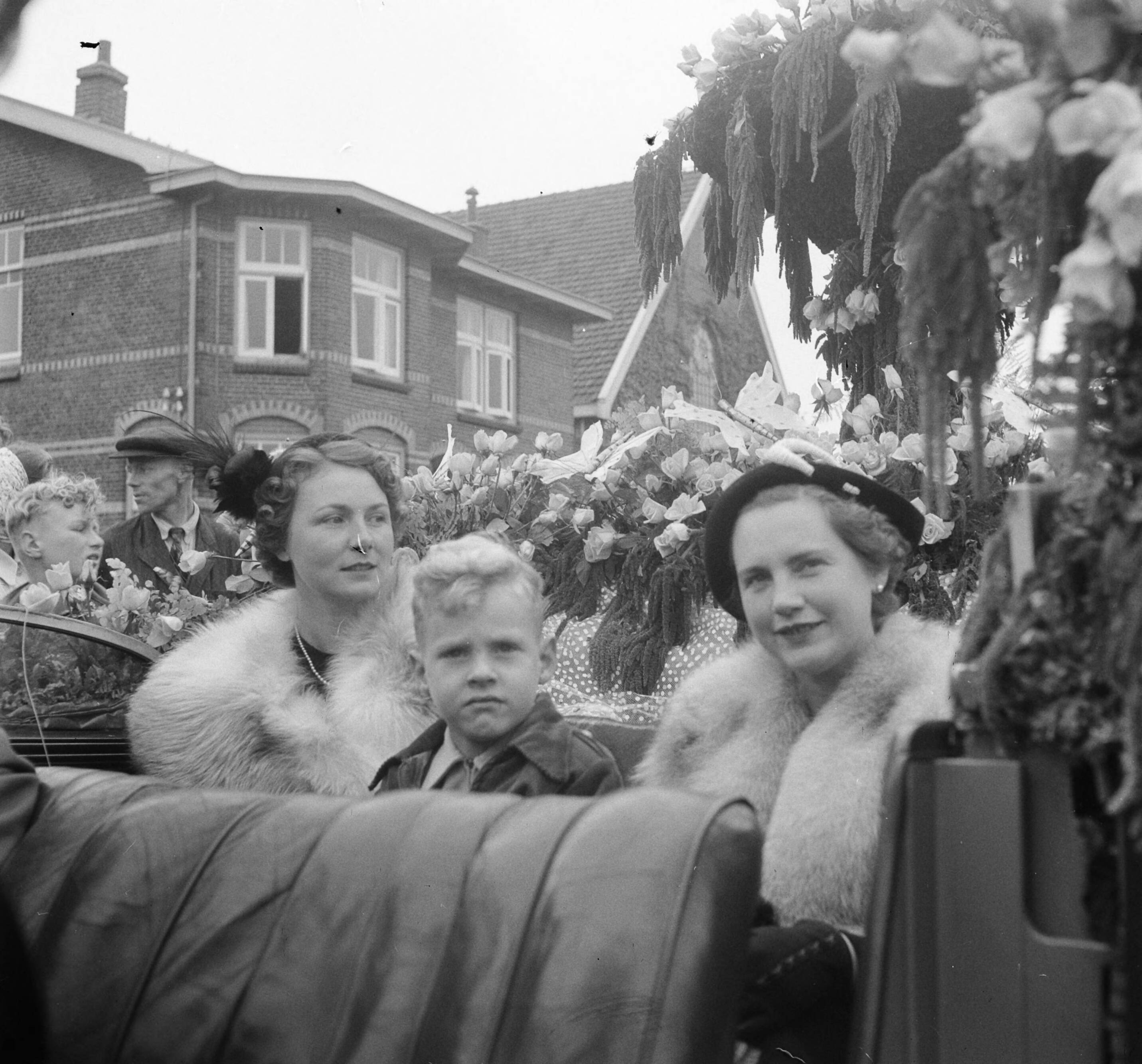 Fotocollectie Anefo — Bloemencorso Aalsmeer — Foto: Pot, Harry / Anefo. Licentie: Set B: Rechtenvrij / Publiek Domein. Bron: Nationaal Archief. http://hdl.handle.net/10648/a8dec00a-d0b4-102d-bcf8-003048976d84