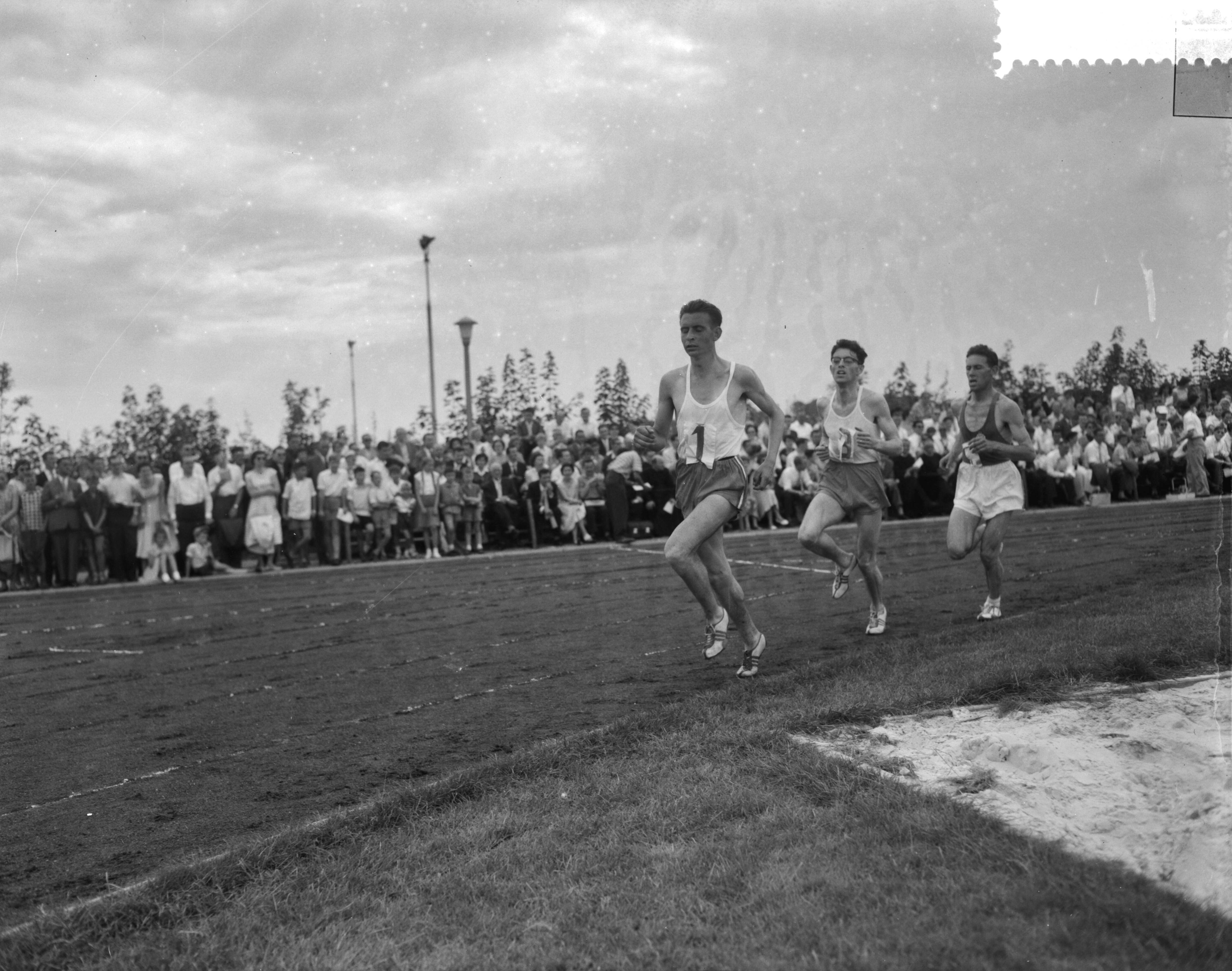 Fotocollectie Anefo — Atletiek. Landenwedstrijd Nederland tegen België in Maastricht, 5000 m. Joep Delnoye gevolgd door Hein Cujé en de Belg E. Allonsius — Foto: Bilsen, Joop van / Anefo. Licentie: Set B: Rechtenvrij / Publiek Domein. Bron: Nationaal Archief. http://hdl.handle.net/10648/a9824306-d0b4-102d-bcf8-003048976d84