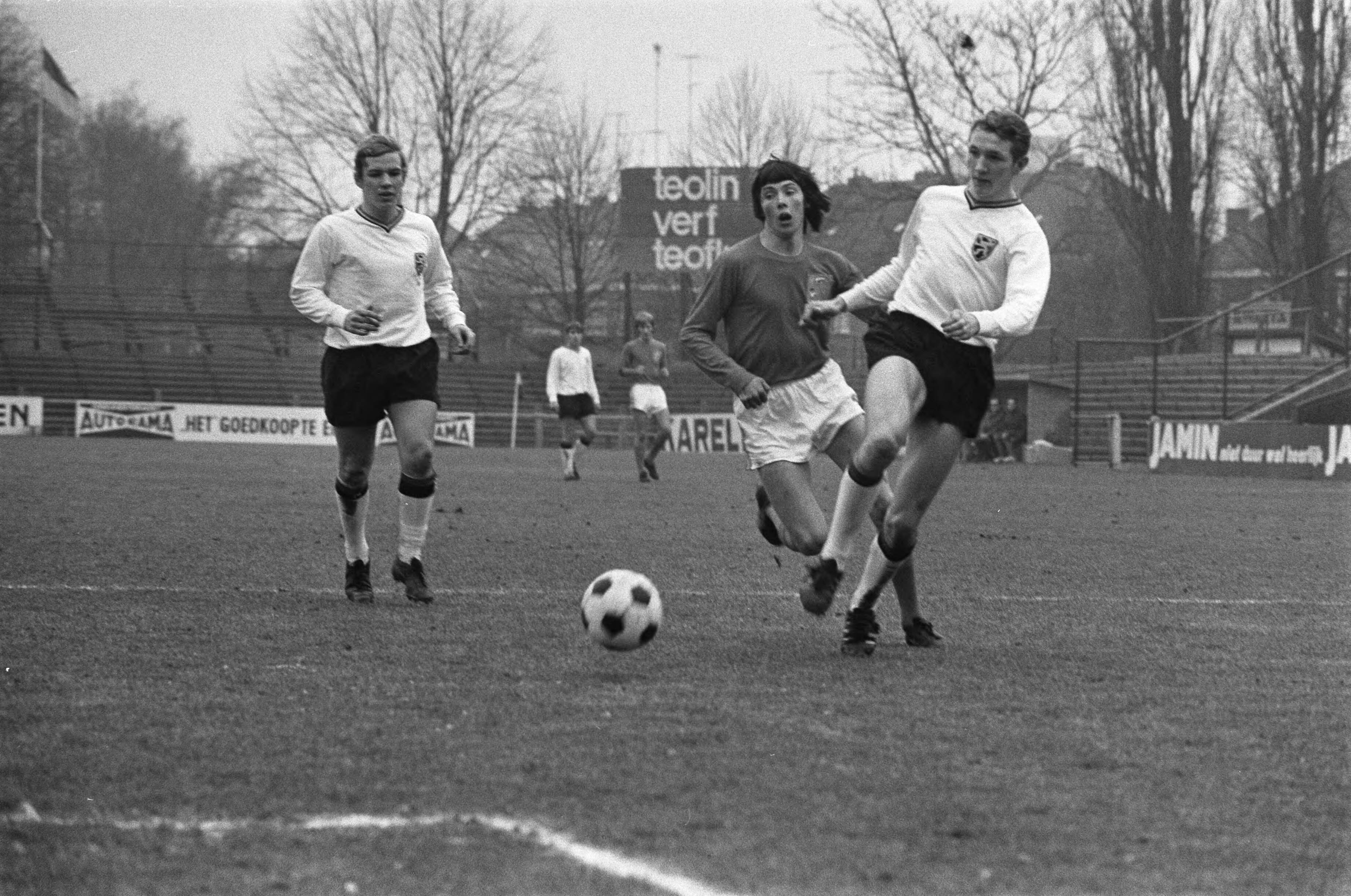 Fotocollectie Anefo — Nederland tegen Belgie Uefa-jeugd 0-1 te Breda. Aktie — Foto: Mieremet, Rob / Anefo. Licentie: Set B: Rechtenvrij / Publiek Domein. Bron: Nationaal Archief. http://hdl.handle.net/10648/ab8b9990-d0b4-102d-bcf8-003048976d84