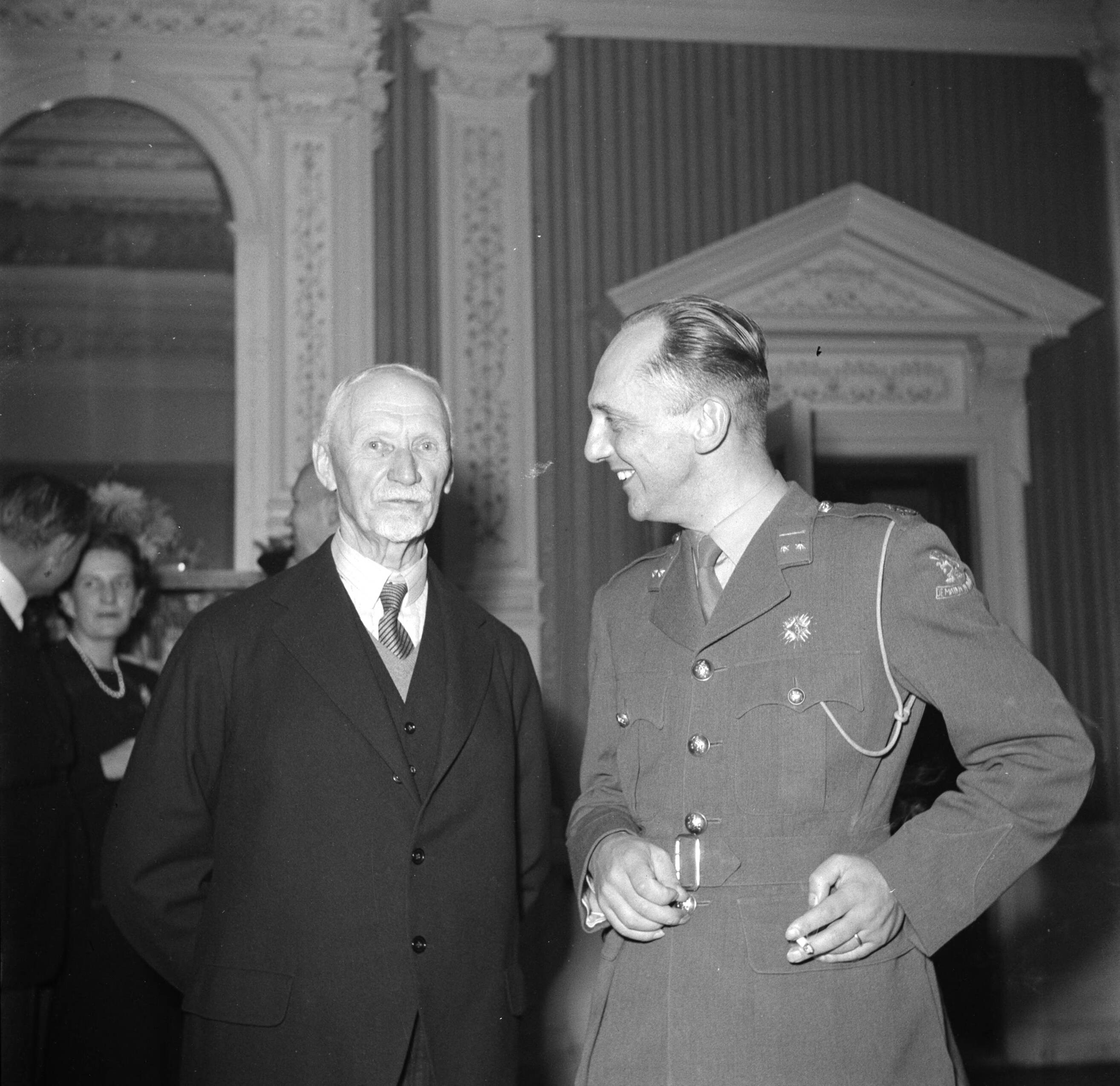 Fotocollectie Van de Poll — Conferentie in Kasteel Oud Wassenaar: minister van Oorlog, A.H.J.L. Fièvez (rechts) met de Zuid-Afrikaanse premier Jan Smuts — Foto: Poll, Willem van de. Licentie: Set B: Rechtenvrij / Publiek Domein. Bron: Nationaal Archief. http://hdl.handle.net/10648/aec9a304-d0b4-102d-bcf8-003048976d84