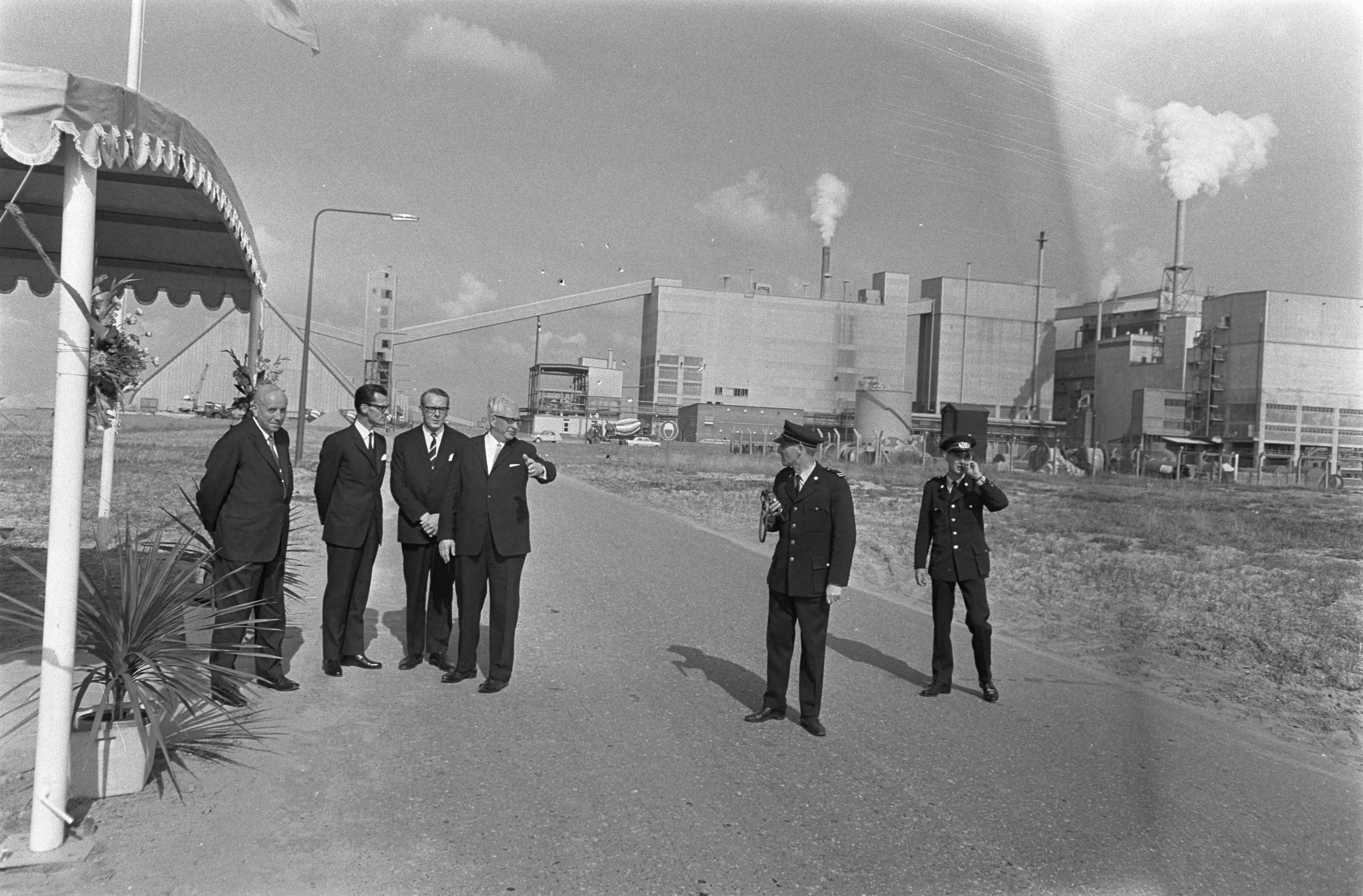 Prins Bernhard bezoekt Zeeland — Bij Hoechst Vlissingen wacht een delegatie op de aankomst van de prins — Foto: Fotograaf Onbekend / Anefo. Licentie: Set B: Rechtenvrij / Publiek Domein. Bron: Nationaal Archief. http://hdl.handle.net/10648/ab4d651c-d0b4-102d-bcf8-003048976d84