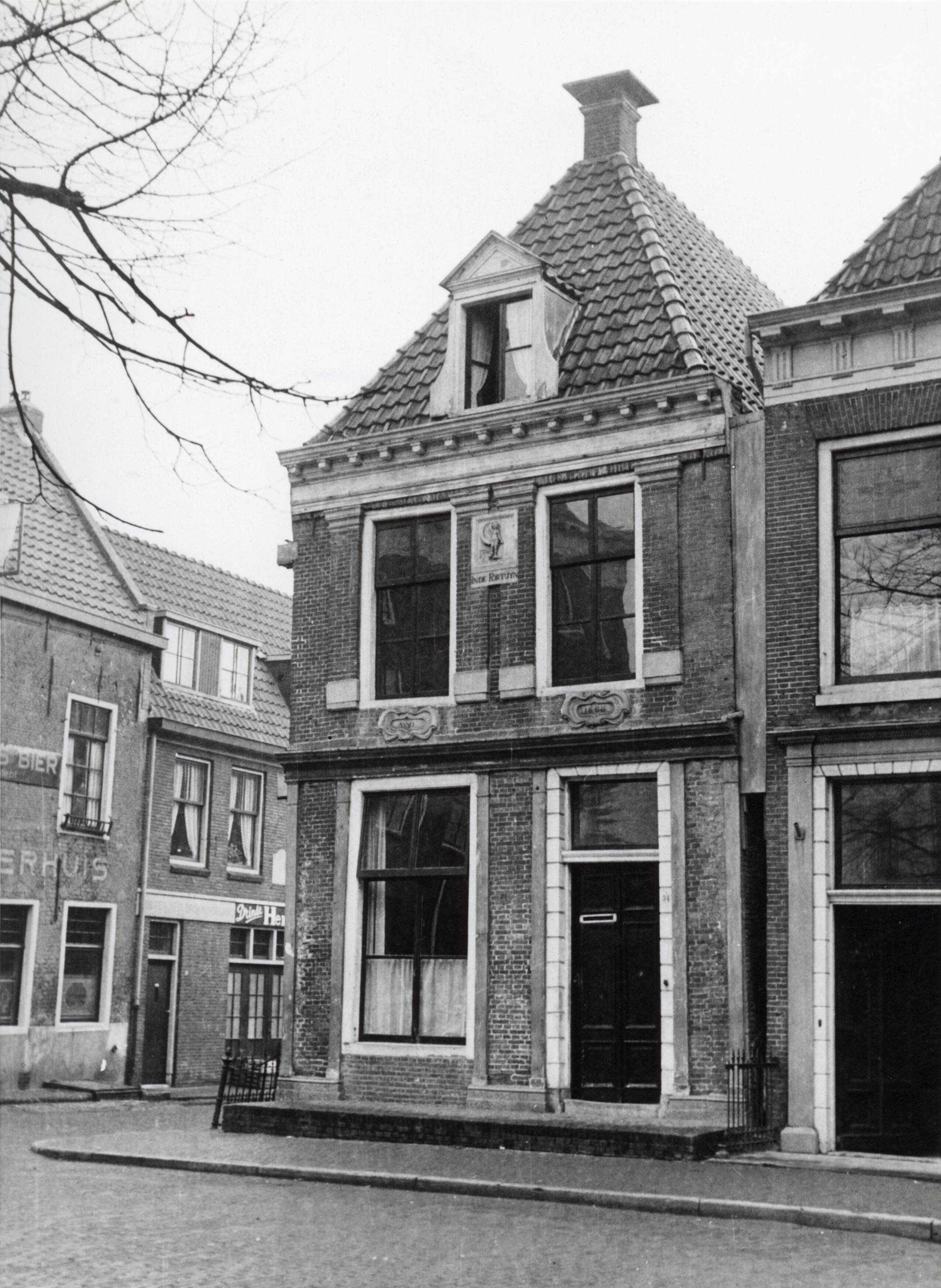 Collectie nader te bepalen — Pand "In de Fortuyn" "anno 1666", Raadhuisplein 34 Leeuwarden. Bijkantoor Spaarnestad. — Foto: Fotograaf Onbekend / Fotobureau onbekend / Spaarnestad Photo (05887). Licentie: Set B: Rechtenvrij / Publiek Domein. Bron: Nationaal Archief. http://hdl.handle.net/10648/35429da6-445d-a382-e063-6df0900a6686