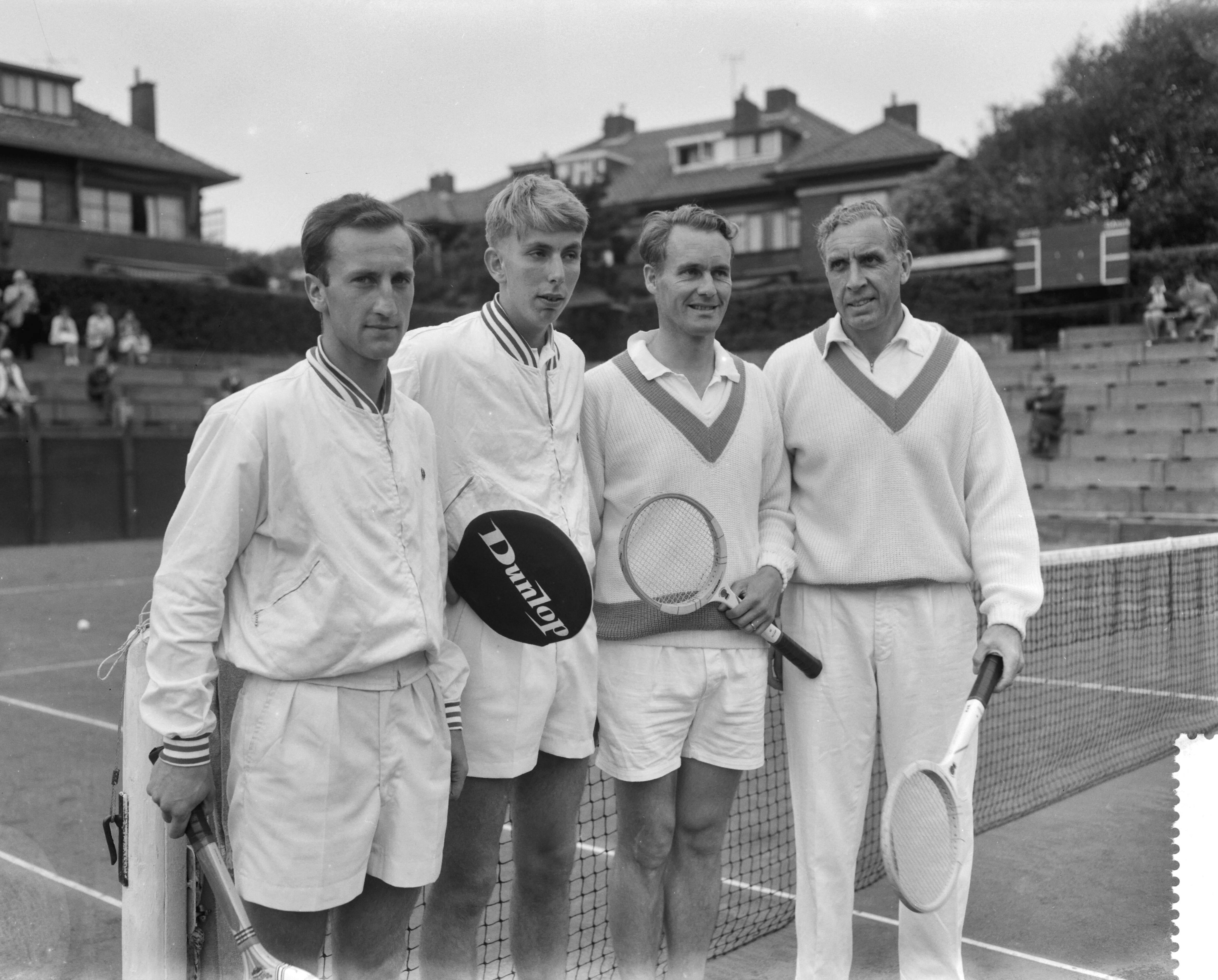Fotocollectie Anefo — Nationale tenniskampioenschappen op de METS-banen te Scheveningen. Herendubbel kwartfinale. Vlnr. Evert Schneider, Hans van de Weg, Ivo Rinkel en Hans van SWol. Rinkel en Van Swol wonnen de partij (6-3, 8-6, 10-8) — Foto: Bilsen, Joop van / Anefo. Licentie: Set B: Rechtenvrij / Publiek Domein. Bron: Nationaal Archief. http://hdl.handle.net/10648/a9b6d936-d0b4-102d-bcf8-003048976d84