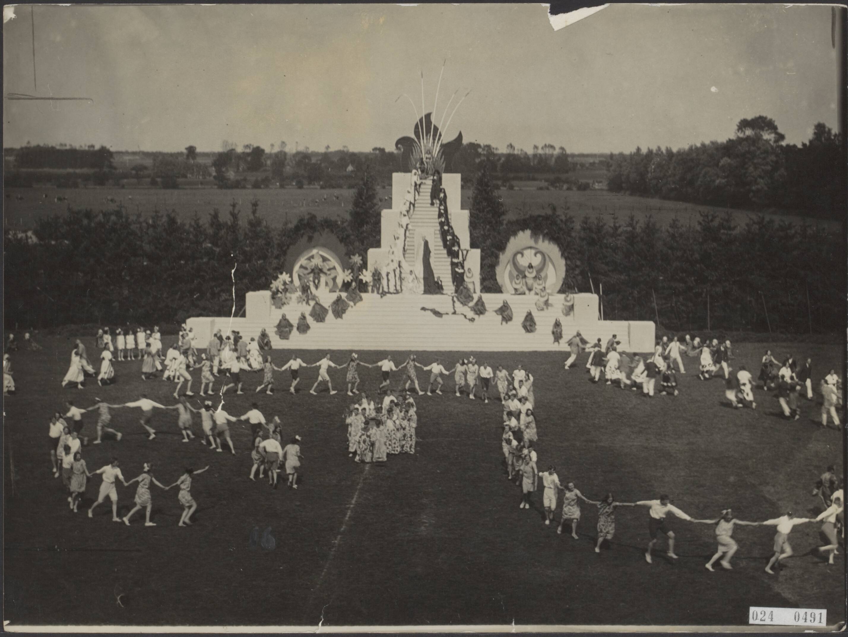 Fotocollectie Elsevier Binnenland — Lustrumfeesten Groningen. Openluchtspel "'t Levens bruiloftsfeest", 3e acte Reidans — Foto: Kramer, Piet. Licentie: Set B: Rechtenvrij / Publiek Domein. Bron: Nationaal Archief. http://hdl.handle.net/10648/add7a234-d0b4-102d-bcf8-003048976d84