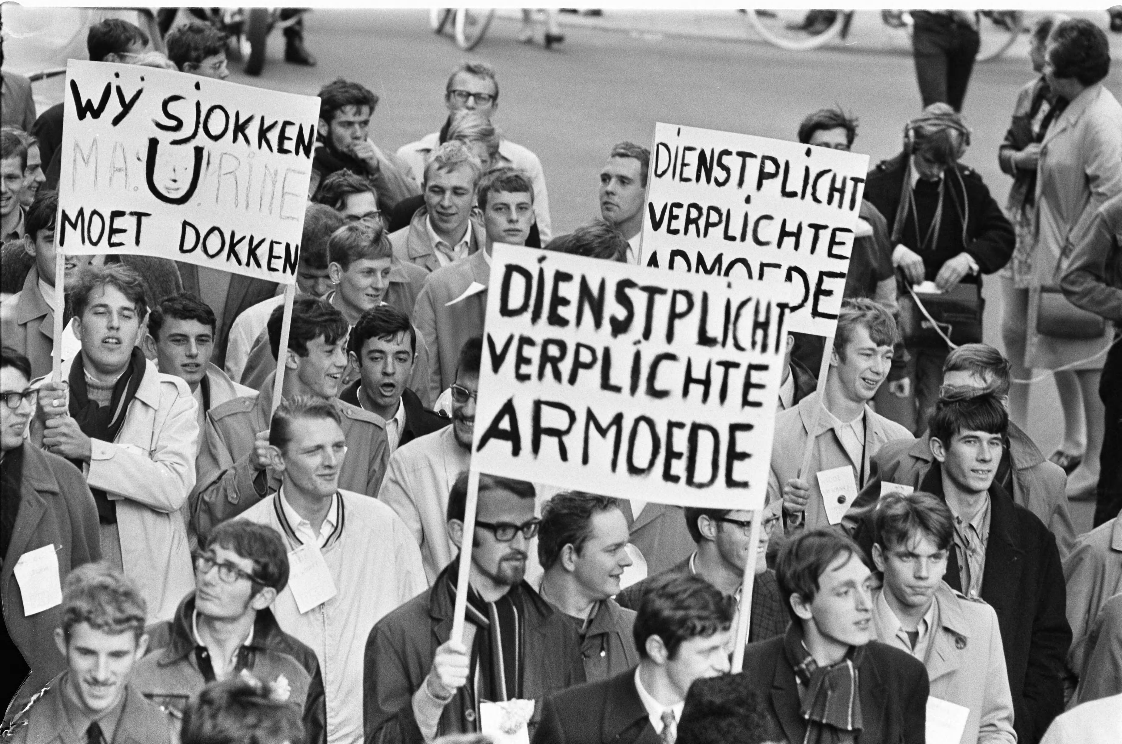 Fotocollectie Anefo — Dienstplichtige militairen demonstreren met borden voor meer salaris Den Haag — Foto: Evers, Joost / Anefo. Licentie: Set B: Rechtenvrij / Publiek Domein. Bron: Nationaal Archief. http://hdl.handle.net/10648/ab7f2eb2-d0b4-102d-bcf8-003048976d84