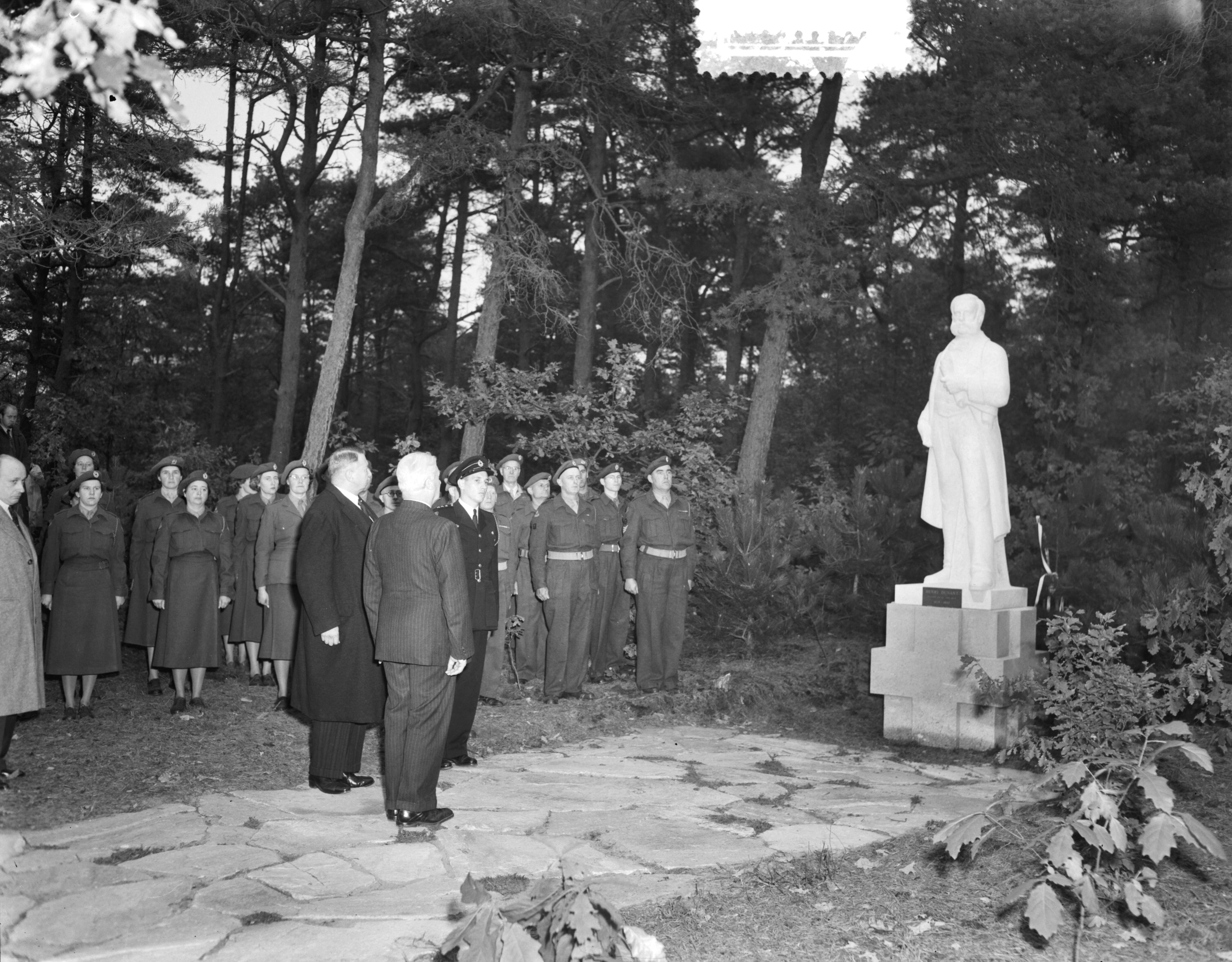 Fotocollectie Anefo — Onthulling standbeeld Henri Dunant op het terrein van conferentie-oord Woudschouten te Zeist door prof. Burghart Breitner, de voorzitter van het Oostenrijkse Rode Kruis — Foto: Duinen, G.W. van / Anefo. Licentie: Set B: Rechtenvrij / Publiek Domein. Bron: Nationaal Archief. http://hdl.handle.net/10648/a914b39a-d0b4-102d-bcf8-003048976d84