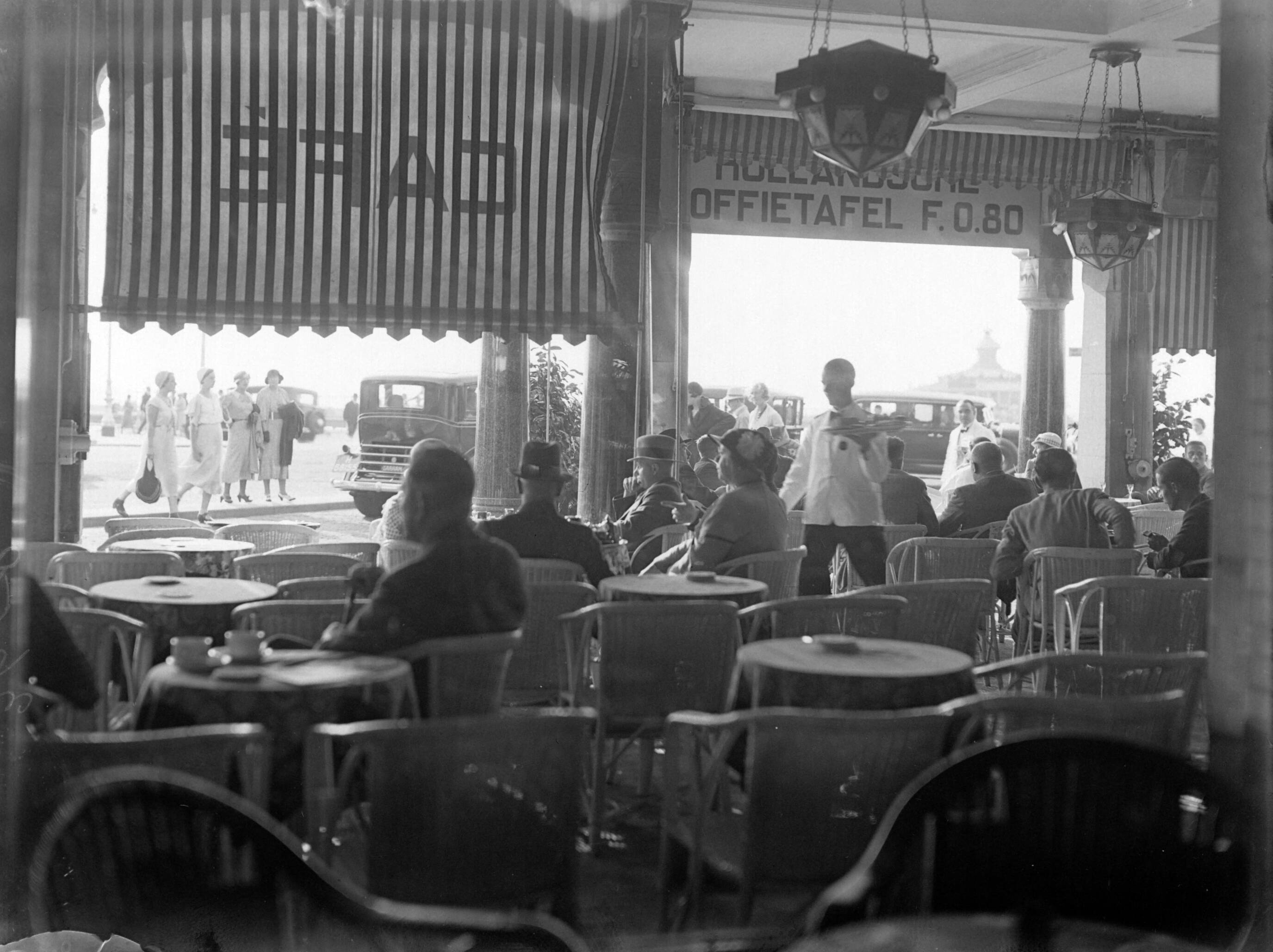 Scheveningen. — Een café aan de boulevard in Scheveningen — Foto: Poll, Willem van de. Licentie: Set B: Rechtenvrij / Publiek Domein. Bron: Nationaal Archief. http://hdl.handle.net/10648/ae9ad006-d0b4-102d-bcf8-003048976d84