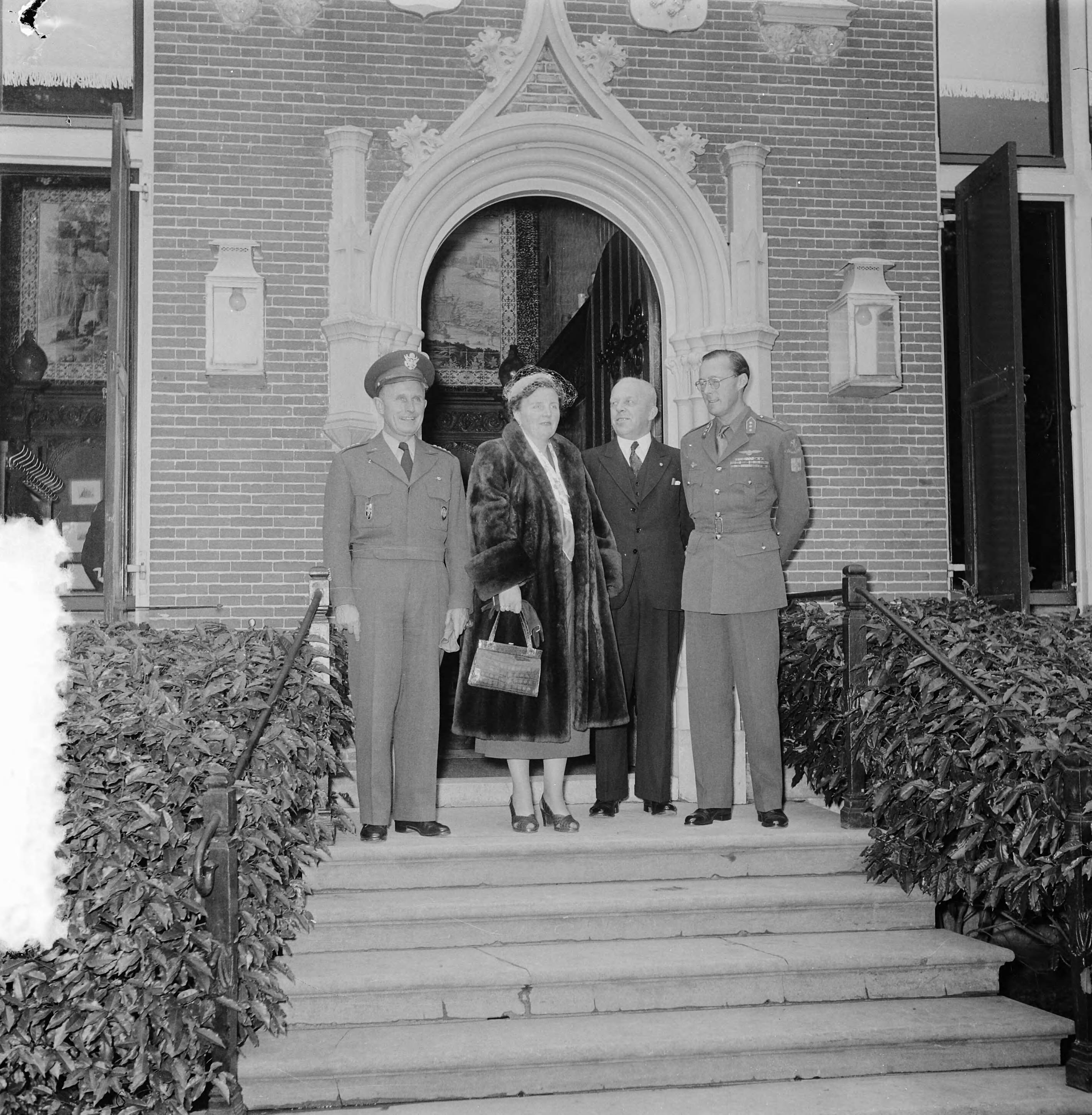 Koningin Juliana en prins Bernhard hebben de Amerikaanse generaal A. Gruenther op het buiten Raaphorst [Raephorst] te Wassenaar ontvangen — Foto: Noske, J.D. / Anefo. — Licentie: Set B: Rechtenvrij / Publiek Domein. Bron: Nationaal Archief. http://hdl.handle.net/10648/a91557a0-d0b4-102d-bcf8-003048976d84
