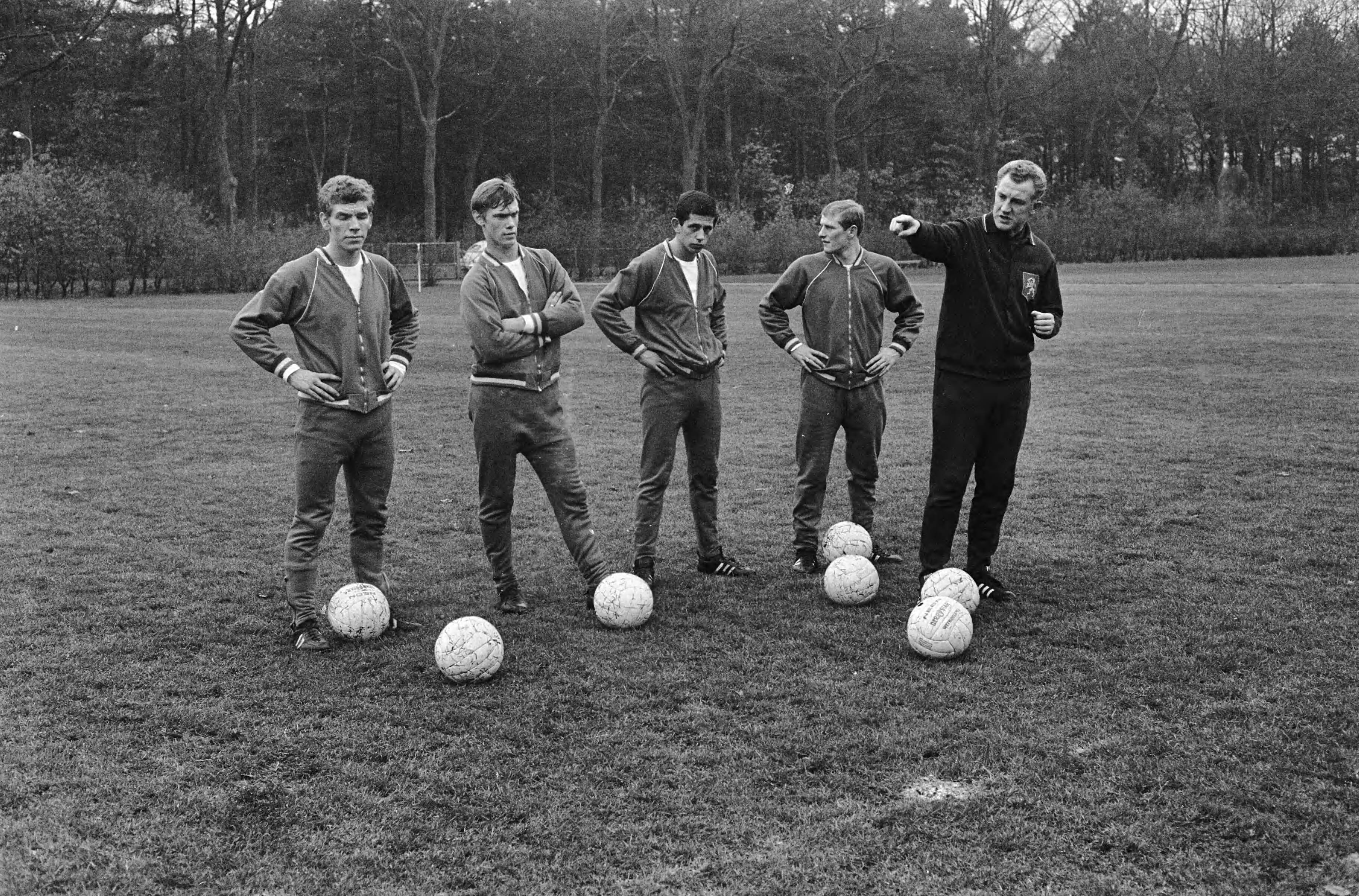Fotocollectie Anefo — Training Nederlands elftal te Zeist. Trainer Kessler (rechts) geeft instructies aan Houwaart, Wery, de Zoete en Jansen — Foto: Koch, Eric / Anefo. Licentie: Set B: Rechtenvrij / Publiek Domein. Bron: Nationaal Archief. http://hdl.handle.net/10648/ab2dcffe-d0b4-102d-bcf8-003048976d84