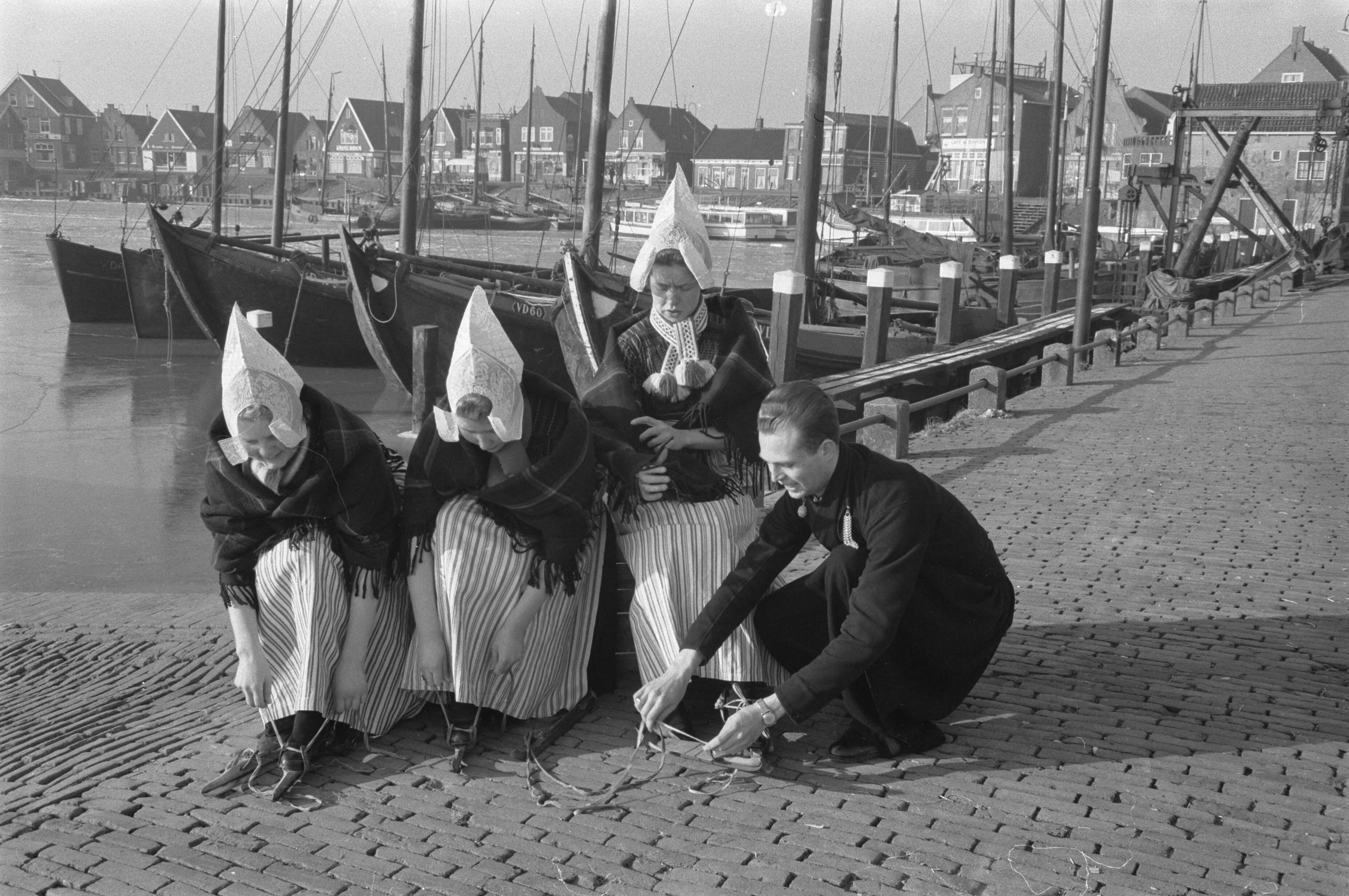 Fotocollectie Anefo — Winter in Nederland, met schaatsen gewapende Volendammers — Foto: Pot, Harry / Anefo. Licentie: Set B: Rechtenvrij / Publiek Domein. Bron: Nationaal Archief. http://hdl.handle.net/10648/a9c63098-d0b4-102d-bcf8-003048976d84