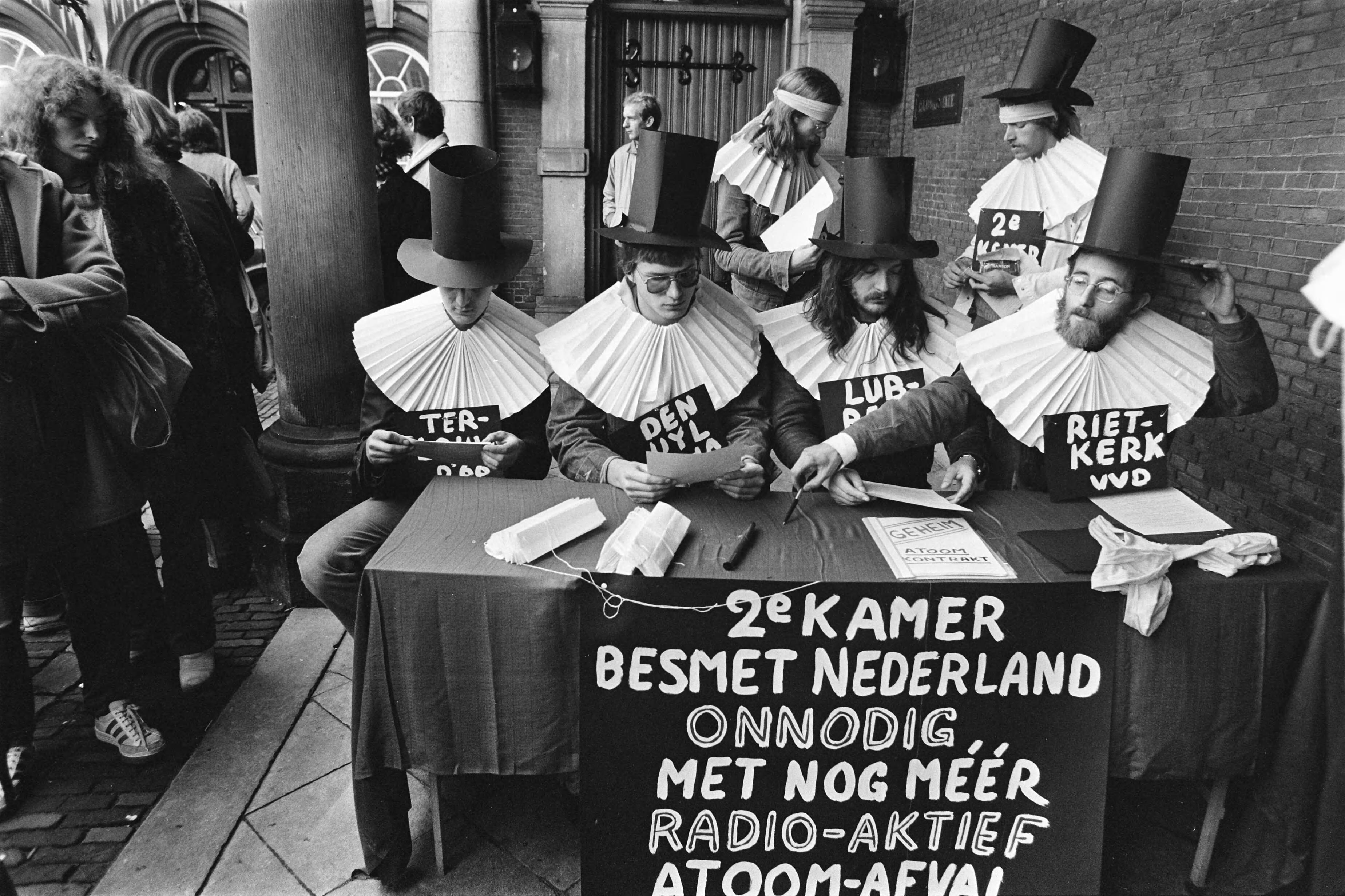 Fotocollectie Anefo — Op Binnenhof in Den Haag protesten tegen ondertekening van kernafval-verwerkingscontracten, waarbij radio-aktief afval terug gestuurd wordt naar Nederland — Foto: Croes, Rob C. / Anefo. Licentie: Set B: Rechtenvrij / Publiek Domein. Bron: Nationaal Archief. http://hdl.handle.net/10648/acee14ca-d0b4-102d-bcf8-003048976d84