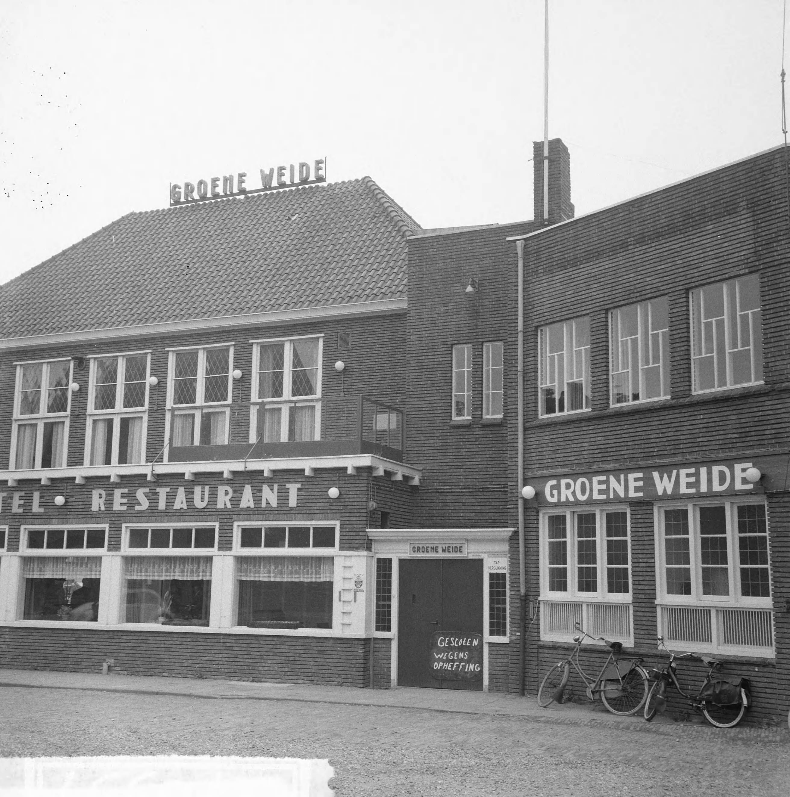 Fotocollectie Anefo — Restaurant "De Groene Weide" te Leeuwarden gaat weg, exterieur — Foto: Nijs, Jac. de / Anefo. Licentie: Set B: Rechtenvrij / Publiek Domein. Bron: Nationaal Archief. http://hdl.handle.net/10648/aaac9e84-d0b4-102d-bcf8-003048976d84