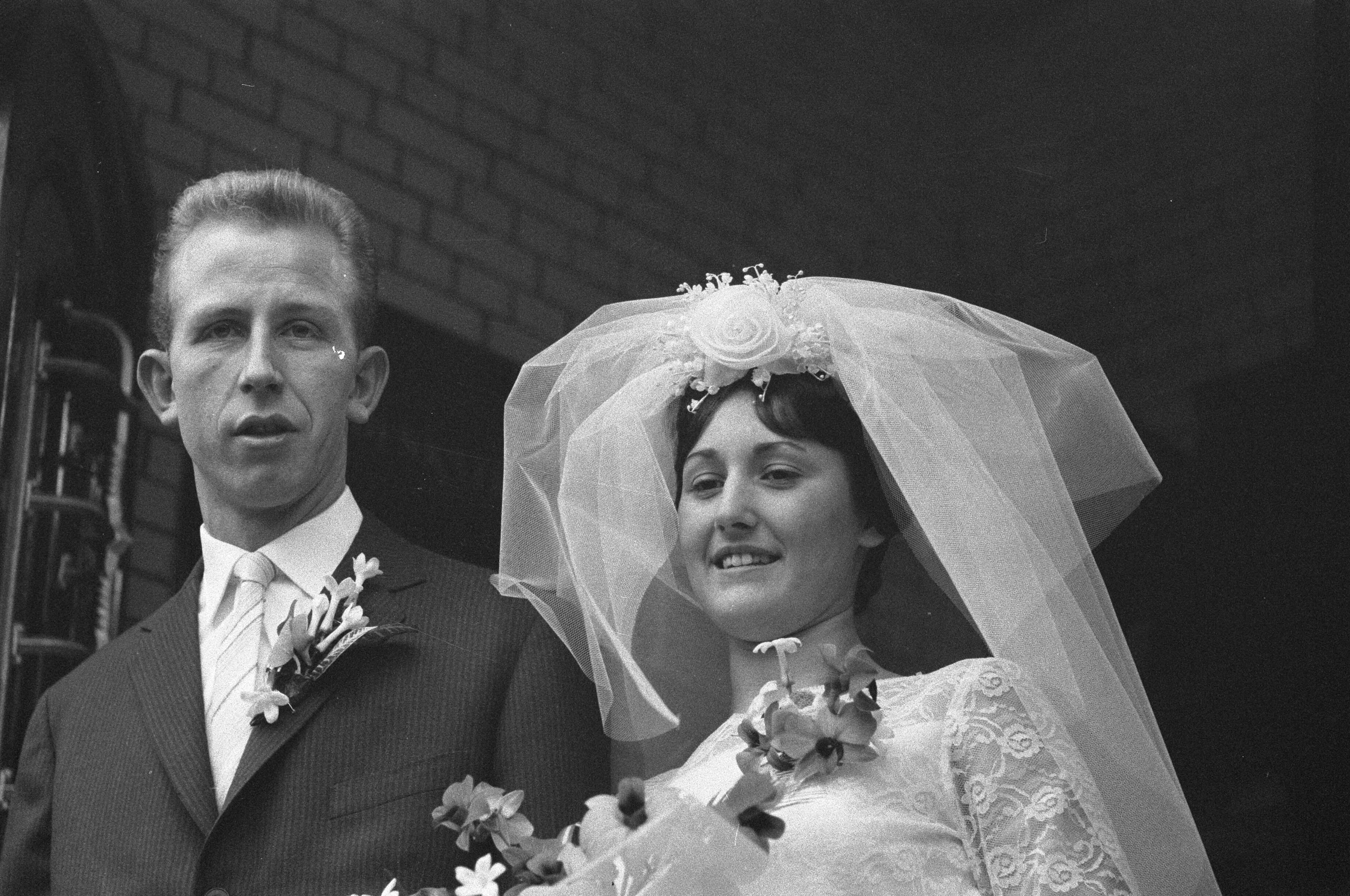 Fotocollectie Anefo — Huwelijk van Henk Groot , speler van Ajax, met Elly Kaayk in Koog aan de Zaan , het echtpaar voor het stadhuis — Foto: Pot, Harry / Anefo. Licentie: Set B: Rechtenvrij / Publiek Domein. Bron: Nationaal Archief. http://hdl.handle.net/10648/a9c14150-d0b4-102d-bcf8-003048976d84