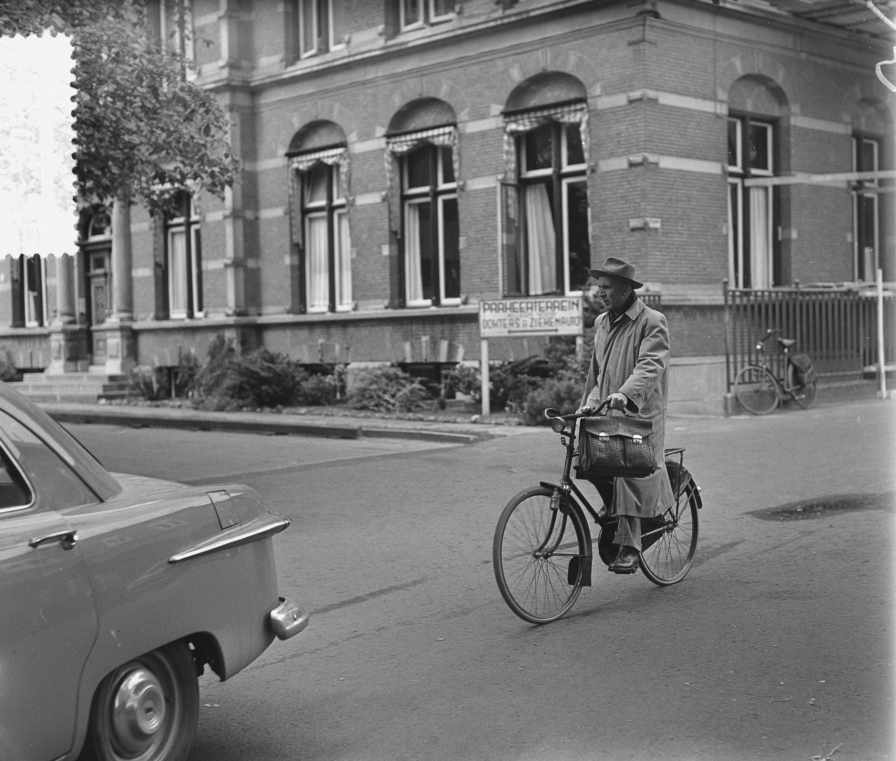 Fotocollectie Anefo — Operatie scheiding Siamese tweeling in Leeuwarden. Chirurgen verlaten het Diaconessenziekenhuis op de fiets — Foto: Bilsen, Joop van / Anefo. Licentie: Set B: Rechtenvrij / Publiek Domein. Bron: Nationaal Archief. http://hdl.handle.net/10648/a9238834-d0b4-102d-bcf8-003048976d84