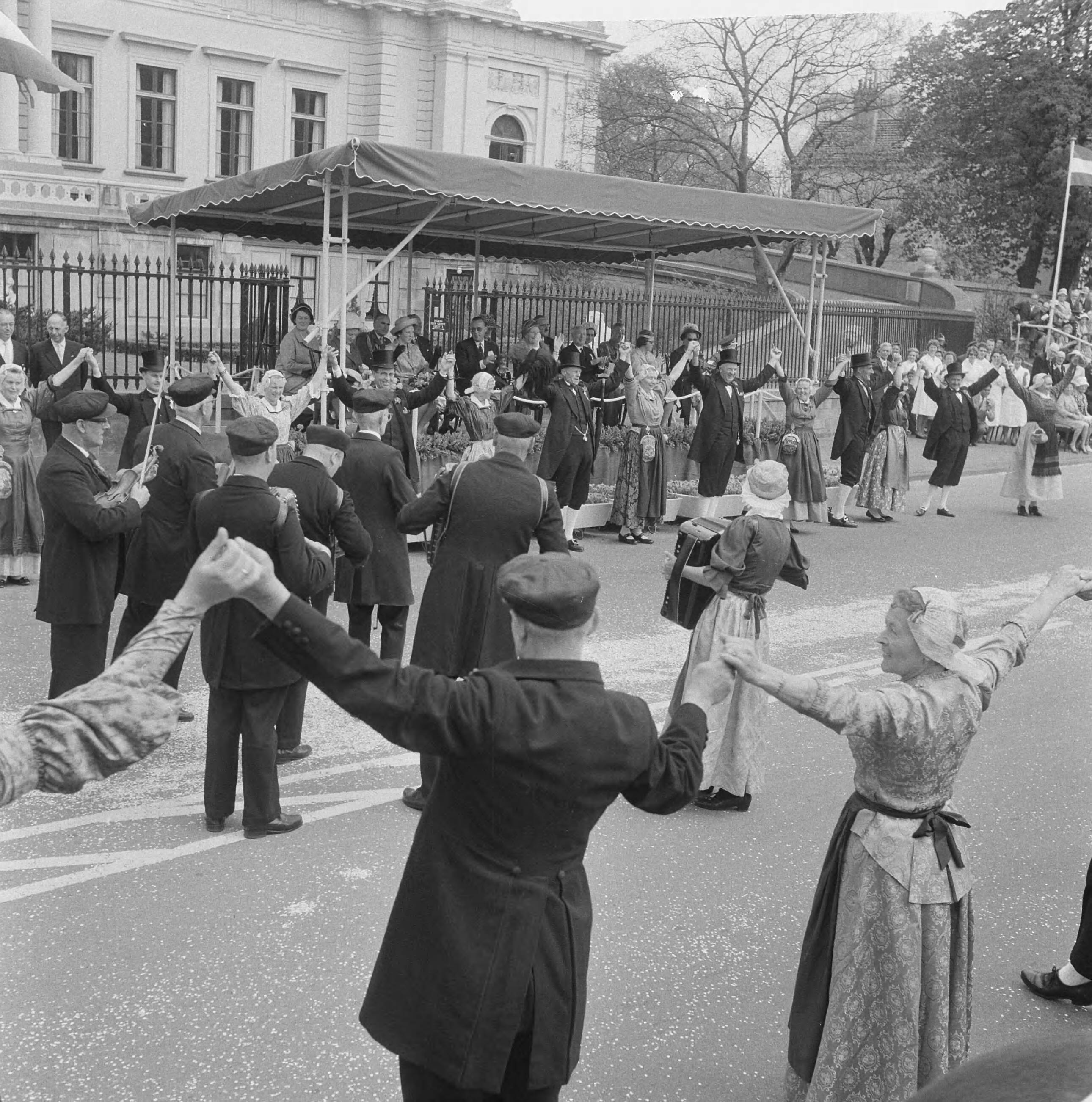 Koninklijk bezoek aan Noord-Holland (1962) — Koninklijk bezoek aan Haarlem — Foto: Nijs, Jac. de / Anefo. Licentie: Set B: Rechtenvrij / Publiek Domein. Bron: Nationaal Archief. http://hdl.handle.net/10648/aa07ba72-d0b4-102d-bcf8-003048976d84