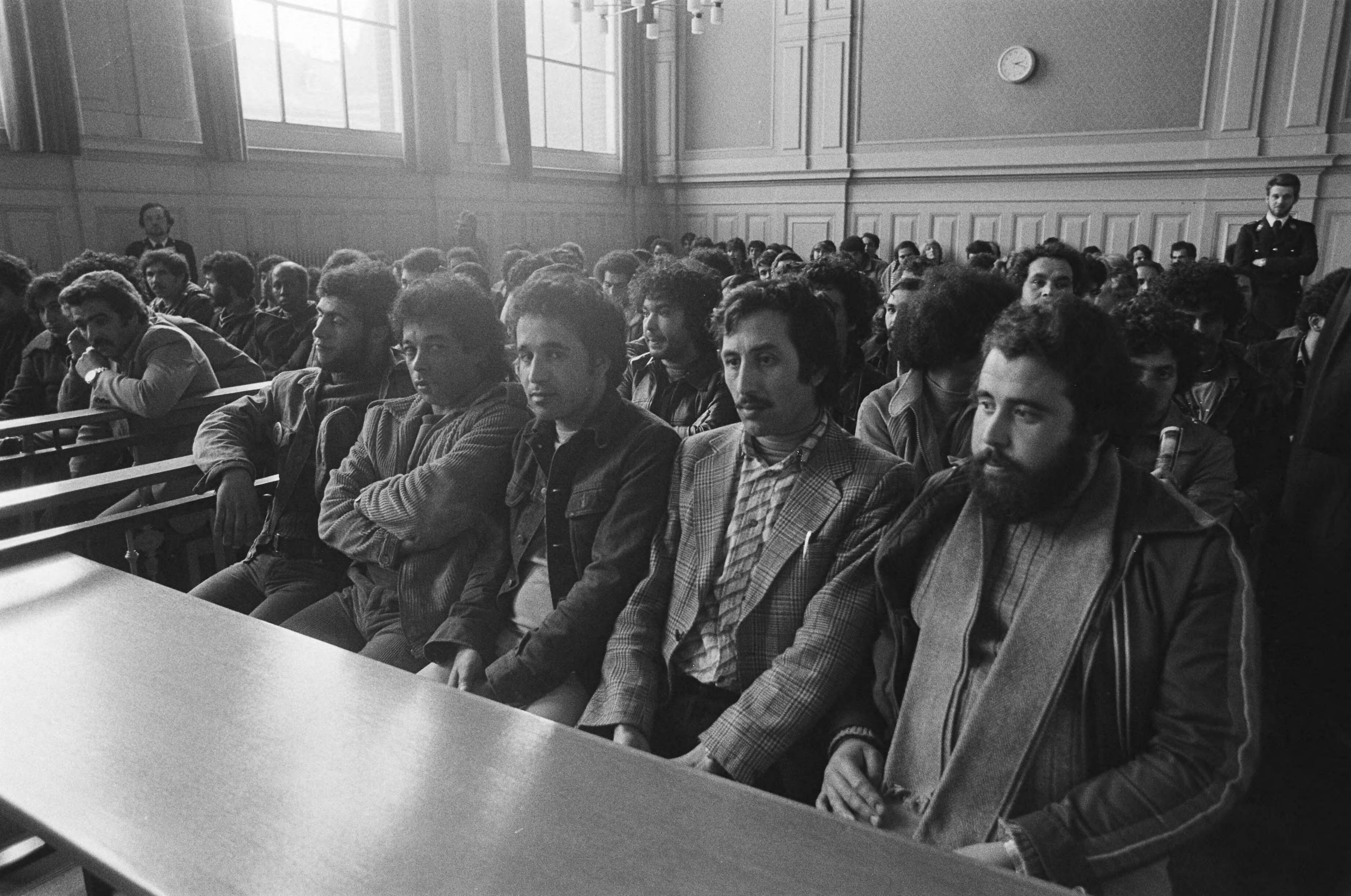 Fotocollectie Anefo — Kort geding 84 illegalen tegen Hoogovens i.v.m. werving buitenlanders (over de grens) (Haarlem); de Marokkanen in het Gerechtsgebouw — Foto: Dijk, Hans van / Anefo. Licentie: Set B: Rechtenvrij / Publiek Domein. Bron: Nationaal Archief. http://hdl.handle.net/10648/acdce15a-d0b4-102d-bcf8-003048976d84