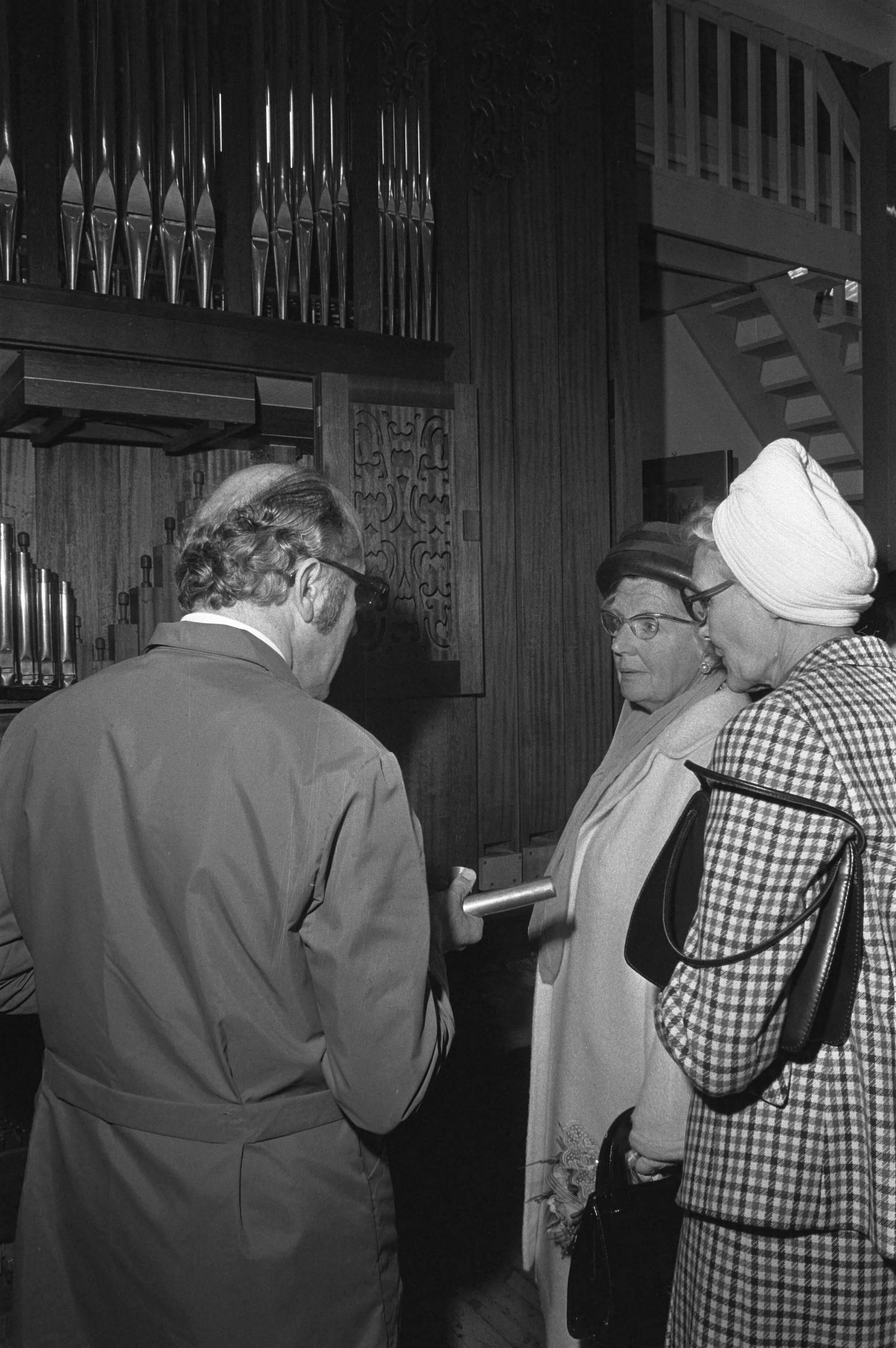 Koningin Juliana op bezoek in de Zaanstreek — Koningin Juliana tijdens een bezoek aan de firma Flentrop Orgelbouw te Koog aan de Zaan, waar een orgel wordt gebouwd dat zal worden aangeboden aan de Canadese regering — Foto: Fotograaf Onbekend / Anefo. Licentie: Set B: Rechtenvrij / Publiek Domein. Bron: Nationaal Archief. http://hdl.handle.net/10648/abec154a-d0b4-102d-bcf8-003048976d84