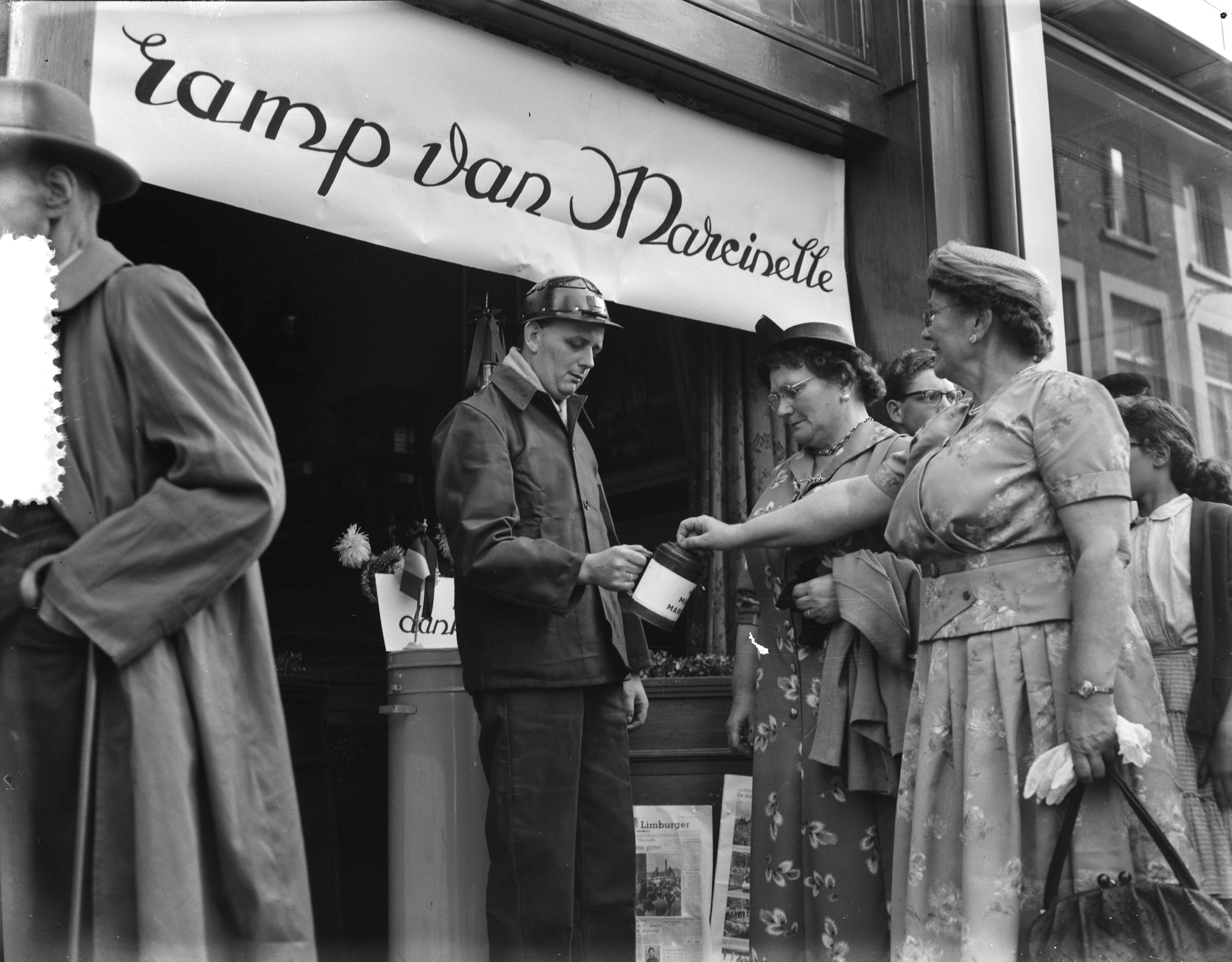 Fotocollectie Anefo — Maastricht. Mijnwerkerscollecte voor ramp Marcinelle — Foto: Rossem, Wim van / Anefo. Licentie: Set B: Rechtenvrij / Publiek Domein. Bron: Nationaal Archief. http://hdl.handle.net/10648/a94d7a54-d0b4-102d-bcf8-003048976d84