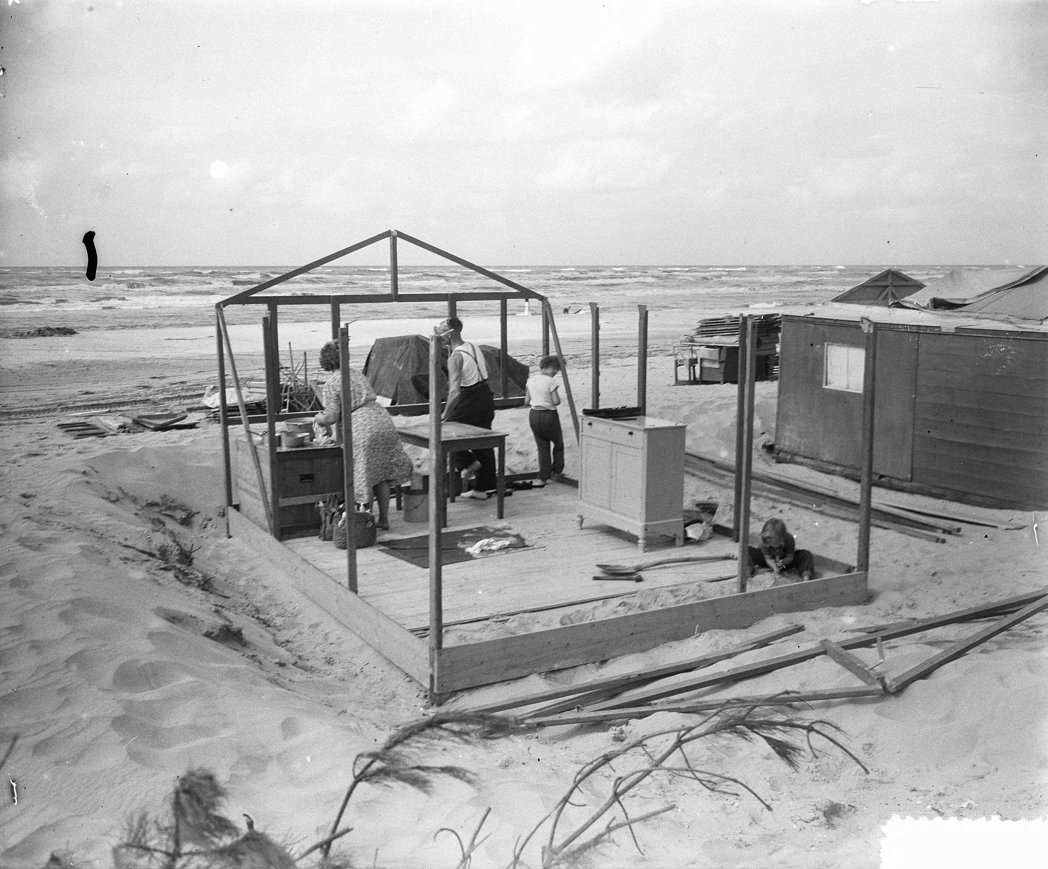 Fotocollectie Anefo — Einde badseizoen Zandvoort — Foto: Pot, Harry / Anefo. Licentie: Set B: Rechtenvrij / Publiek Domein. Bron: Nationaal Archief. http://hdl.handle.net/10648/a91236a6-d0b4-102d-bcf8-003048976d84