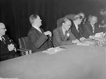 Fotocollectie Anefo — Prins Bernhard bij de herdenking van het 10 jarig bestaan Nederlandse Vereniging voor Bedrijfspsychologie in Utrecht. . Links D. W. Walkate (nieuwe voorzitter), rechts prof. dr. J. Waterink (oud voorzitter) — Foto: Rossem, Wim van / Anefo. Licentie: Set B: Rechtenvrij / Publiek Domein. Bron: Nationaal Archief. http://hdl.handle.net/10648/a95ebc56-d0b4-102d-bcf8-003048976d84