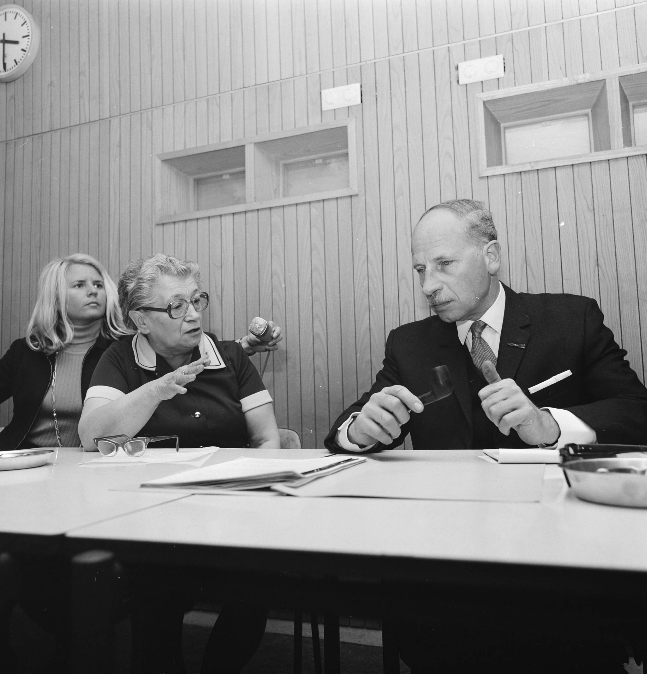 Fotocollectie Anefo — Bejaarden uit Prinsenbeek demonstreren bij Van Doorn op CRM in Rijswijk; bejaarden in gesprek met minister Van Doorn — Foto: Mieremet, Rob / Anefo. Licentie: Set B: Rechtenvrij / Publiek Domein. Bron: Nationaal Archief. http://hdl.handle.net/10648/ac497a50-d0b4-102d-bcf8-003048976d84