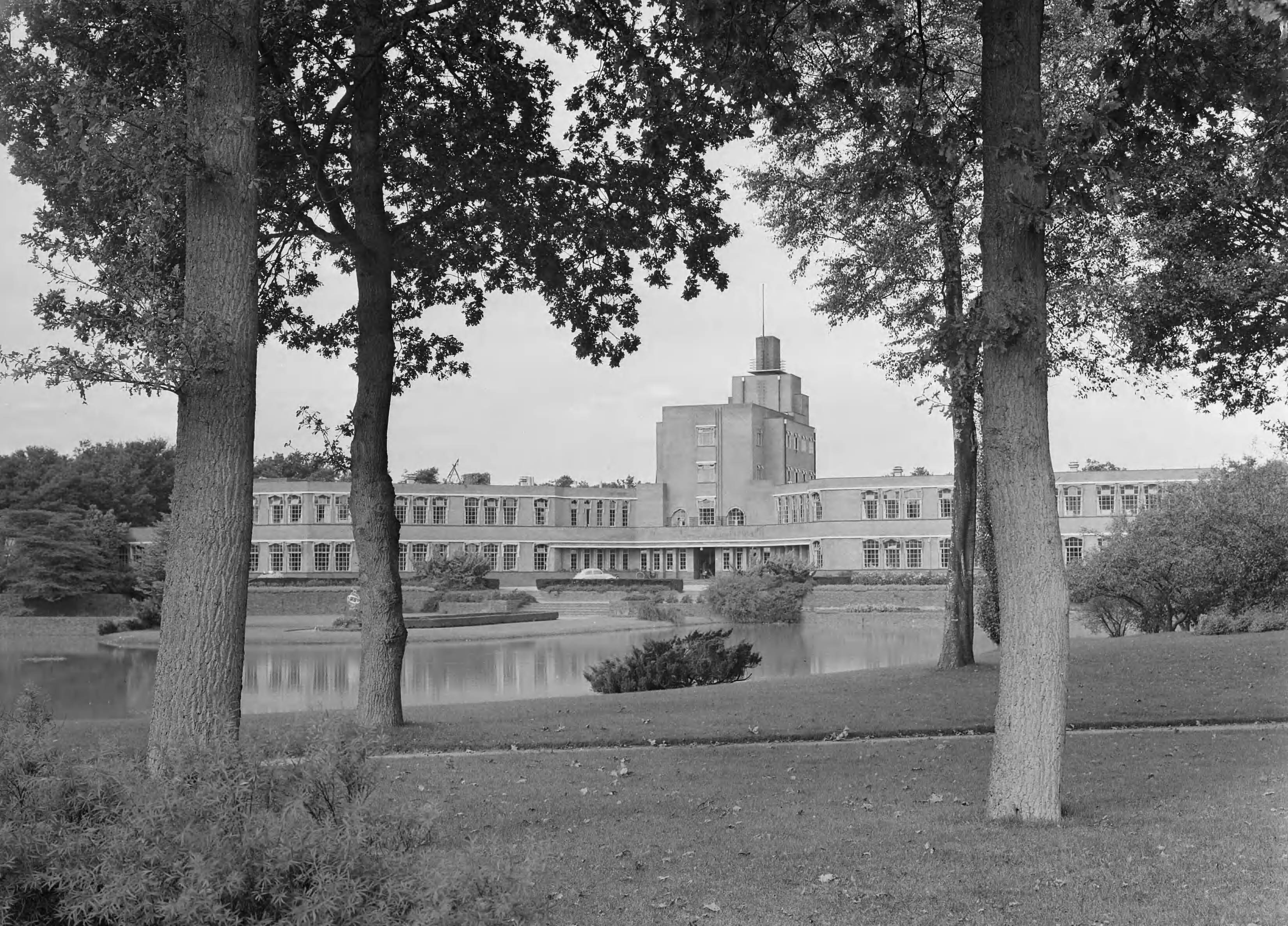 Fotocollectie Nederlandse Heidemaatschappij — Sanatorium te Zuidlaren — Foto: Eyssen, [...] / Heidemij. Licentie: Set B: Rechtenvrij / Publiek Domein. Bron: Nationaal Archief. http://hdl.handle.net/10648/ae7b9268-d0b4-102d-bcf8-003048976d84