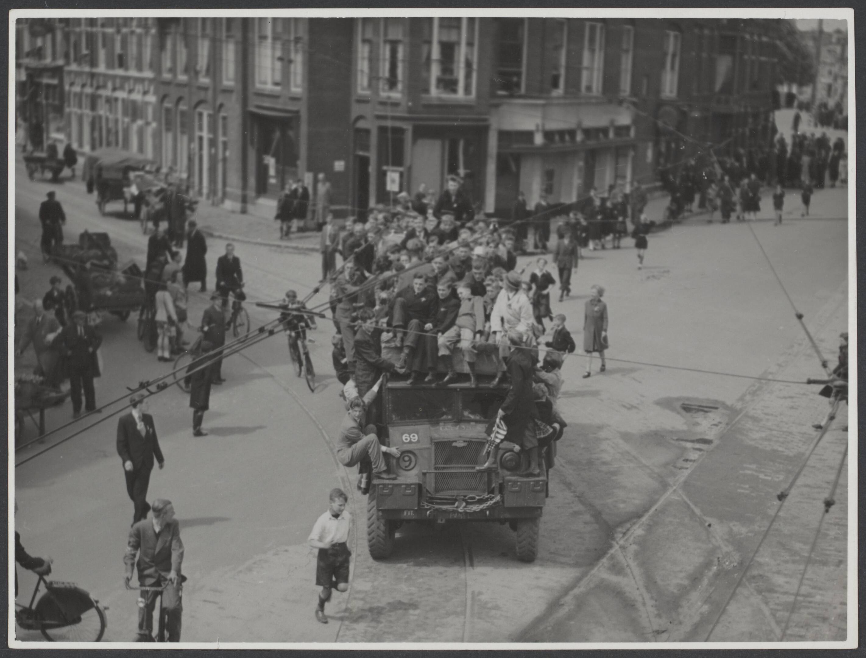 Bevrijding 's Gravenhage (Den Haag) — Intocht Canadezen Den Haag — Foto: Wal, J.Th. A. van der / Spaarnestad. Licentie: Set B: Rechtenvrij / Publiek Domein. Bron: Nationaal Archief. http://hdl.handle.net/10648/85a5faef-1108-4db1-b54c-5f116fe3cc14