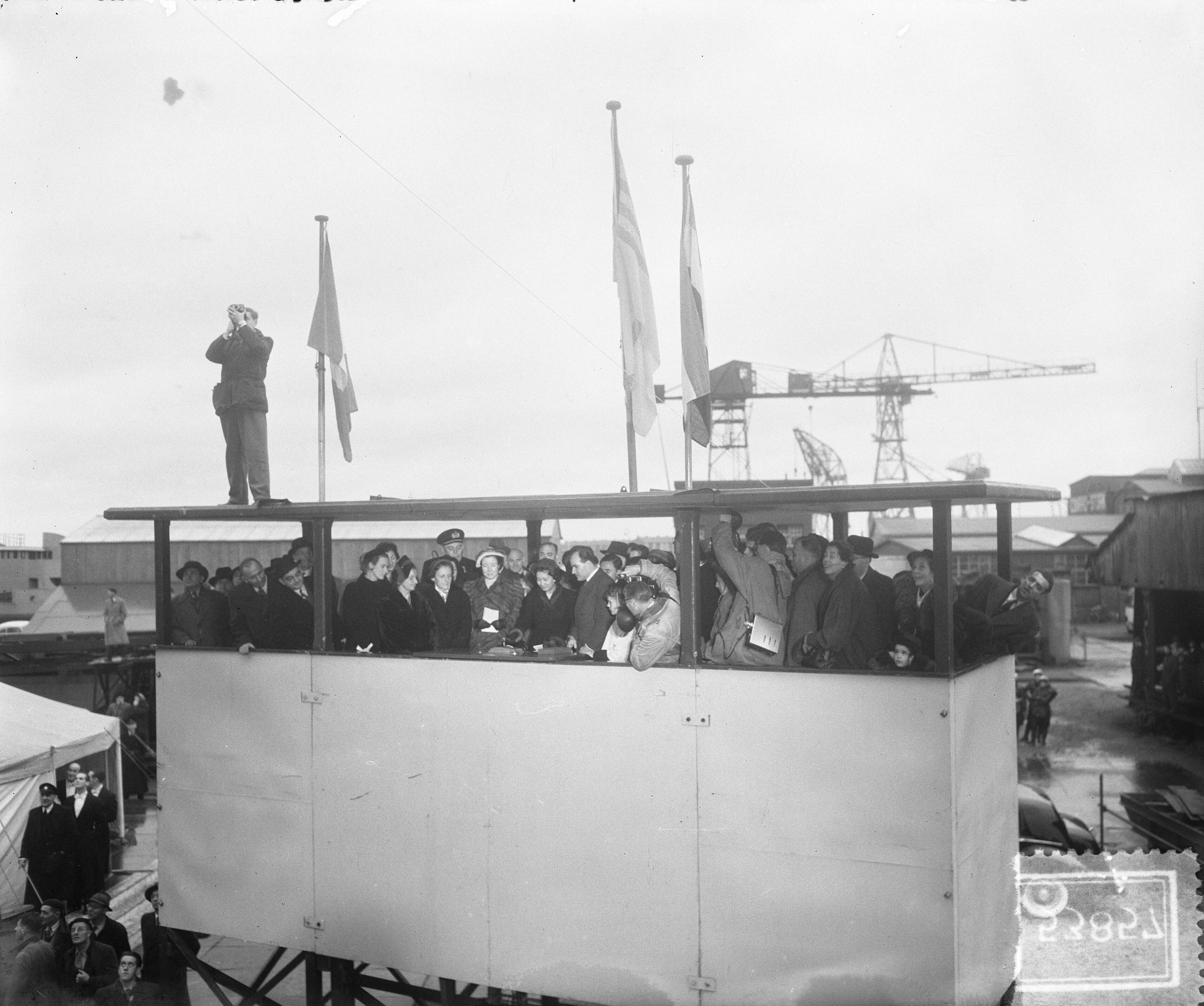 Fotocollectie Anefo — Tewaterlating van het schip "Ville de Saigon" bij de Haarlemse Scheepsbouwmij. Keizerin van Vietnam Nam Phuong doopt het schip — Foto: Pot, Harry / Anefo. Licentie: Set B: Rechtenvrij / Publiek Domein. Bron: Nationaal Archief. http://hdl.handle.net/10648/a901d9fa-d0b4-102d-bcf8-003048976d84