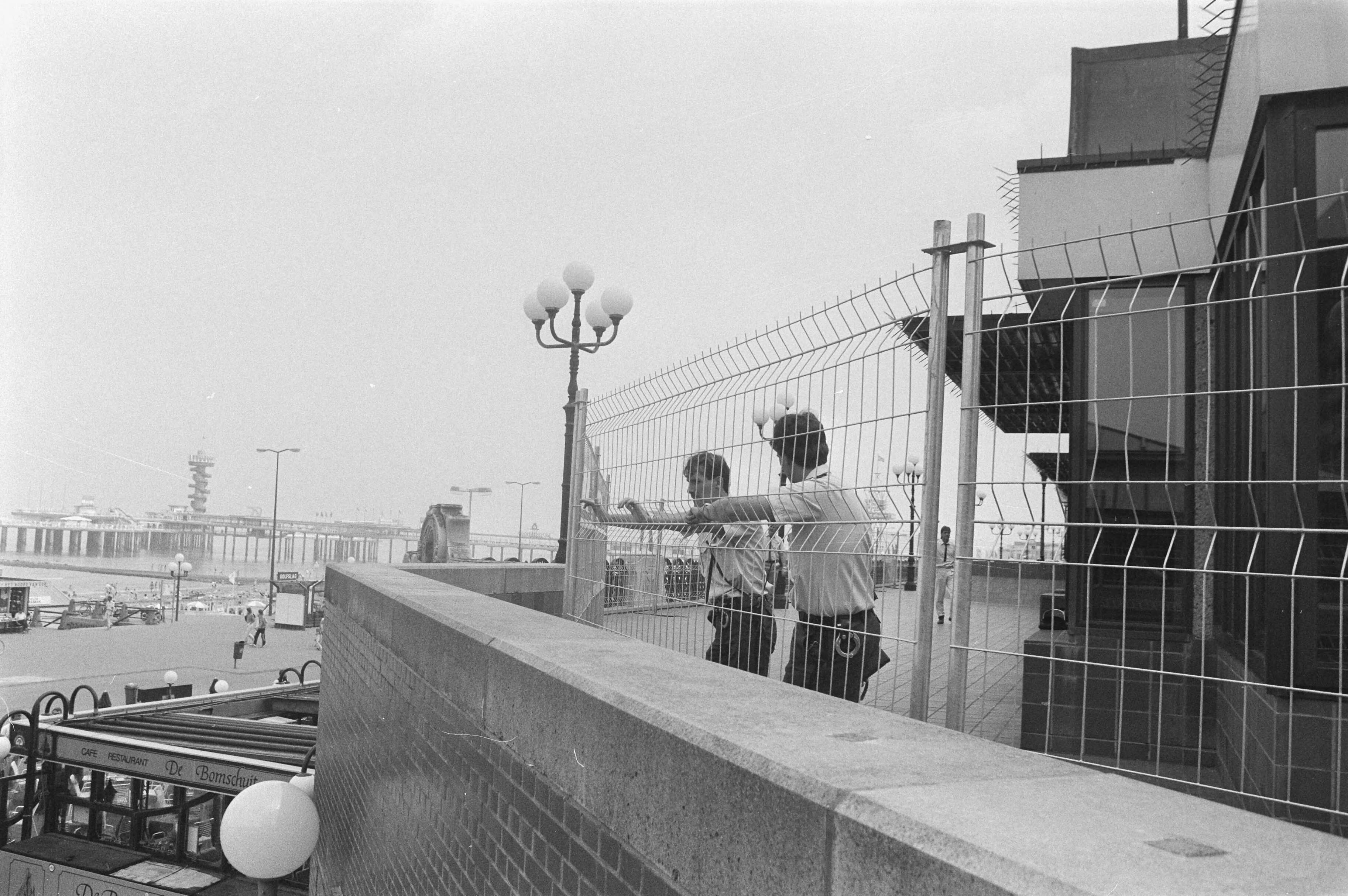 Fotocollectie Anefo — Kurhaus in Scheveningen omgeven door hekwerk in verband met Europese Top — Foto: Molendijk, Bart / Anefo. Licentie: Set B: Rechtenvrij / Publiek Domein. Bron: Nationaal Archief. http://hdl.handle.net/10648/ad54d2fa-d0b4-102d-bcf8-003048976d84