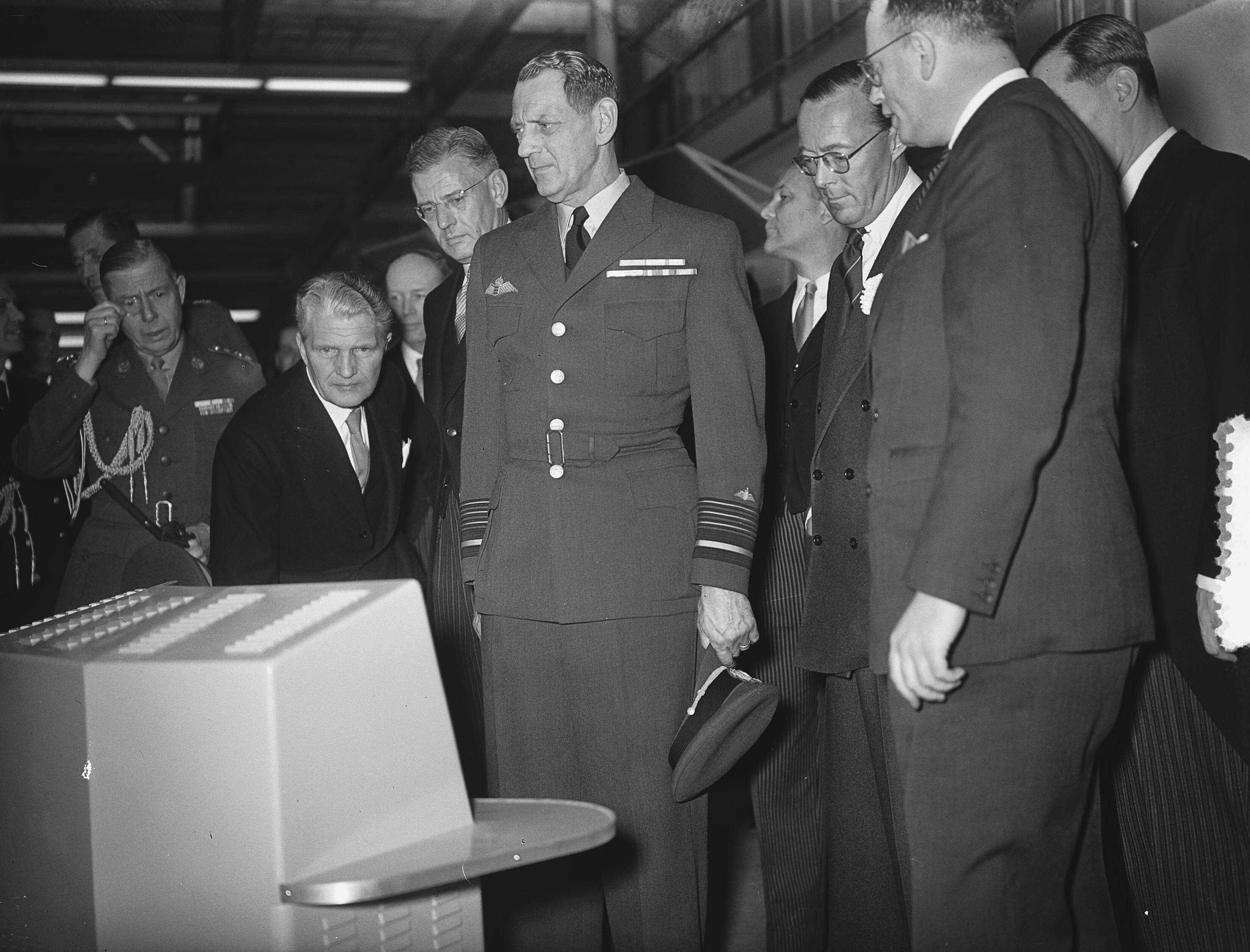Deens staatsbezoek (1954) — Derde dag Deens staatsbezoek. Bezoek aan Philips Hilversum — Foto: Bilsen, Joop van / Anefo. Licentie: Set B: Rechtenvrij / Publiek Domein. Bron: Nationaal Archief. http://hdl.handle.net/10648/a920ed90-d0b4-102d-bcf8-003048976d84