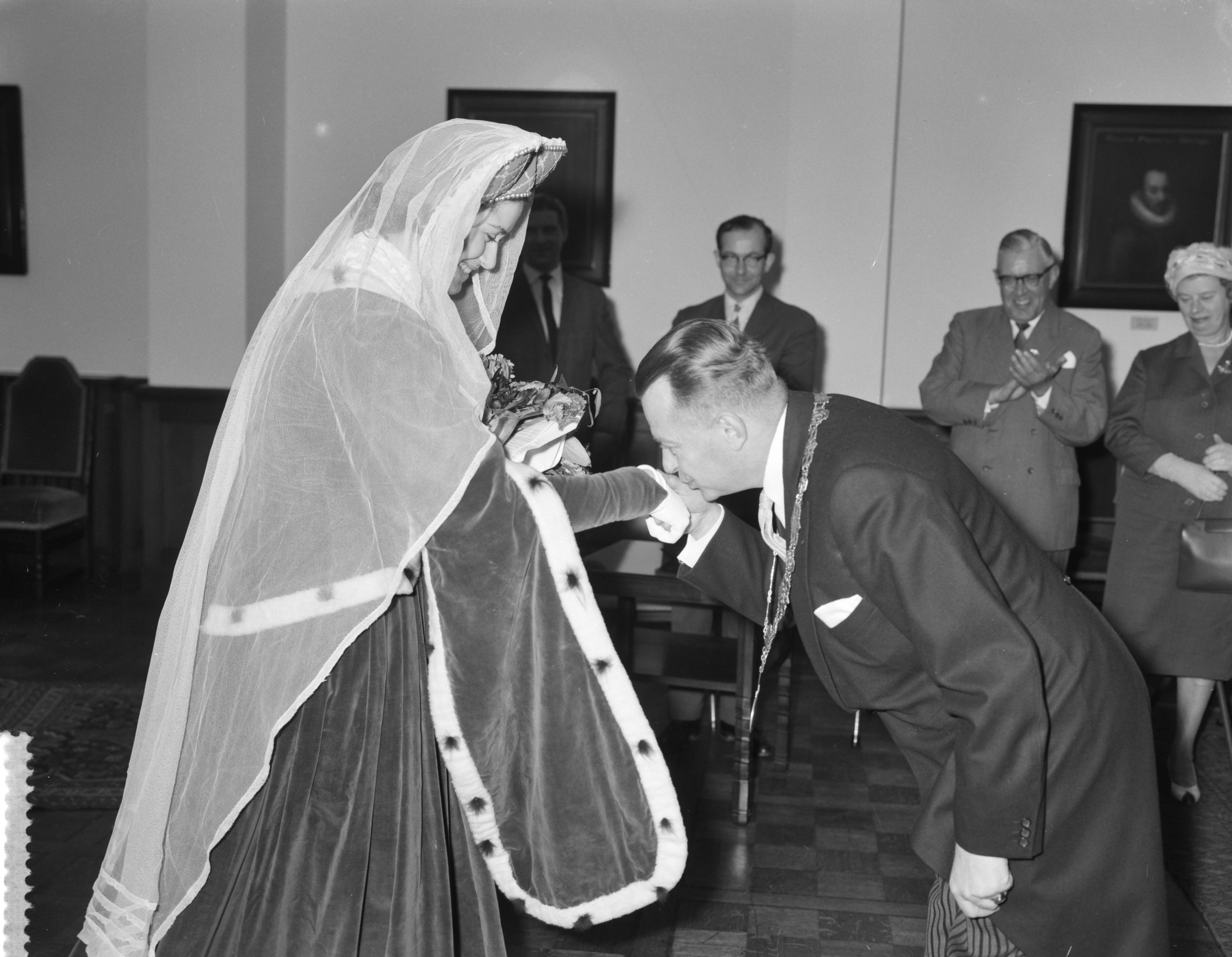 Fotocollectie Anefo — "Jacoba van Beieren" luistert plechtigheid op van opening nieuwe winkelcentrum in Breda. Burgemeester mr. dr. A. A M. Geuljans geeft haar een handkus — Foto: Pot, Harry / Anefo. Licentie: Set B: Rechtenvrij / Publiek Domein. Bron: Nationaal Archief. http://hdl.handle.net/10648/a9d0e2ea-d0b4-102d-bcf8-003048976d84