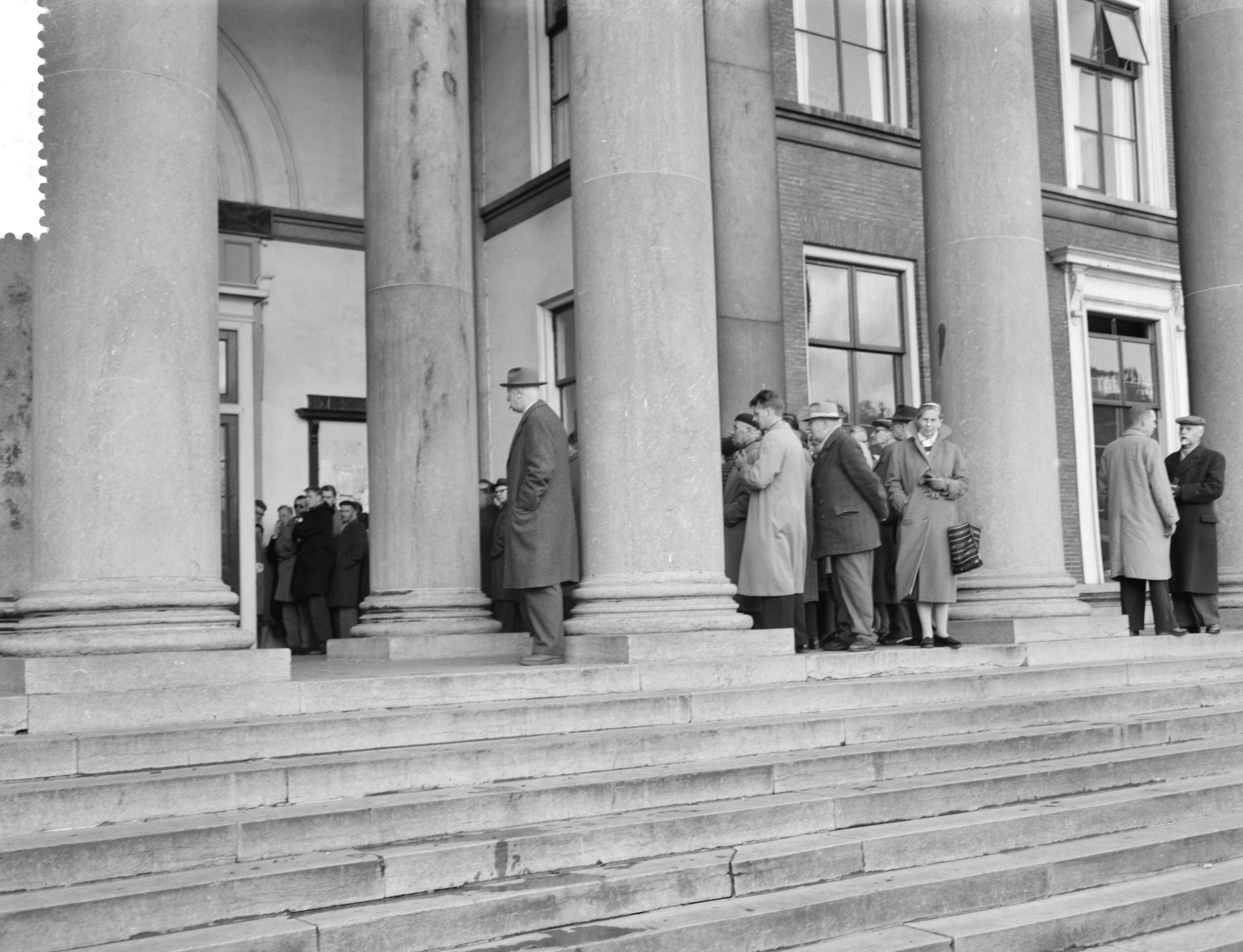 Fotocollectie Anefo — Leeuwarden. Proces gifmoord dr. O.: publiek op het bordes van het paleis van justitie — Foto: Rossem, Wim van / Anefo. Licentie: Set B: Rechtenvrij / Publiek Domein. Bron: Nationaal Archief. http://hdl.handle.net/10648/a9ad32fa-d0b4-102d-bcf8-003048976d84