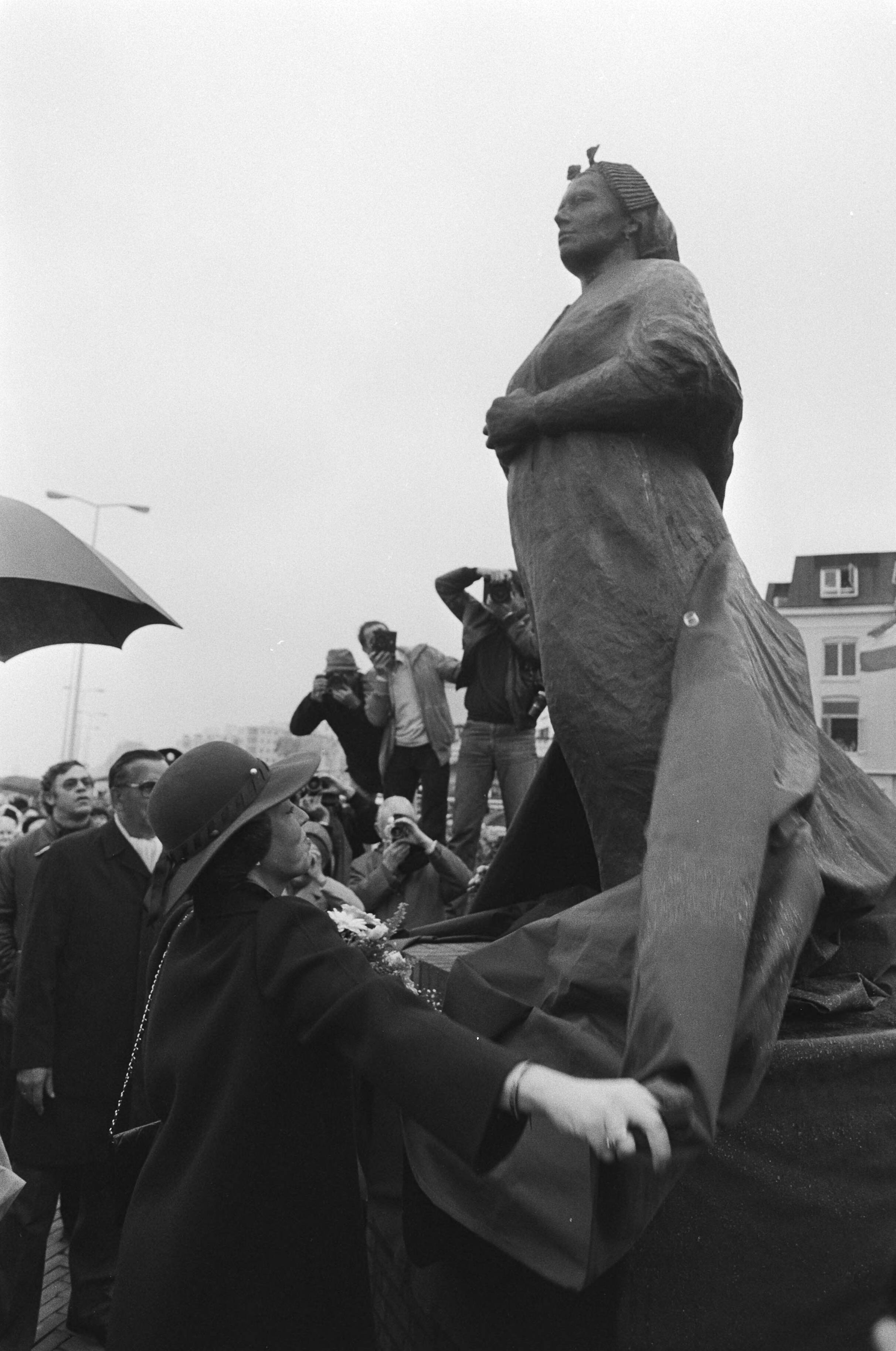 Koningin Beatrix onthult het Vissersmonument in Scheveningen — Vissersmonument|Beatrix (koningin Nederland)|Zuid-Holland|Scheveningen|onthullingen |monumenten |koninginnen|Vissersmonument — Foto: Antonisse, Marcel / Anefo. Licentie: Set B: Rechtenvrij / Publiek Domein. Bron: Nationaal Archief. http://hdl.handle.net/10648/ad216cee-d0b4-102d-bcf8-003048976d84