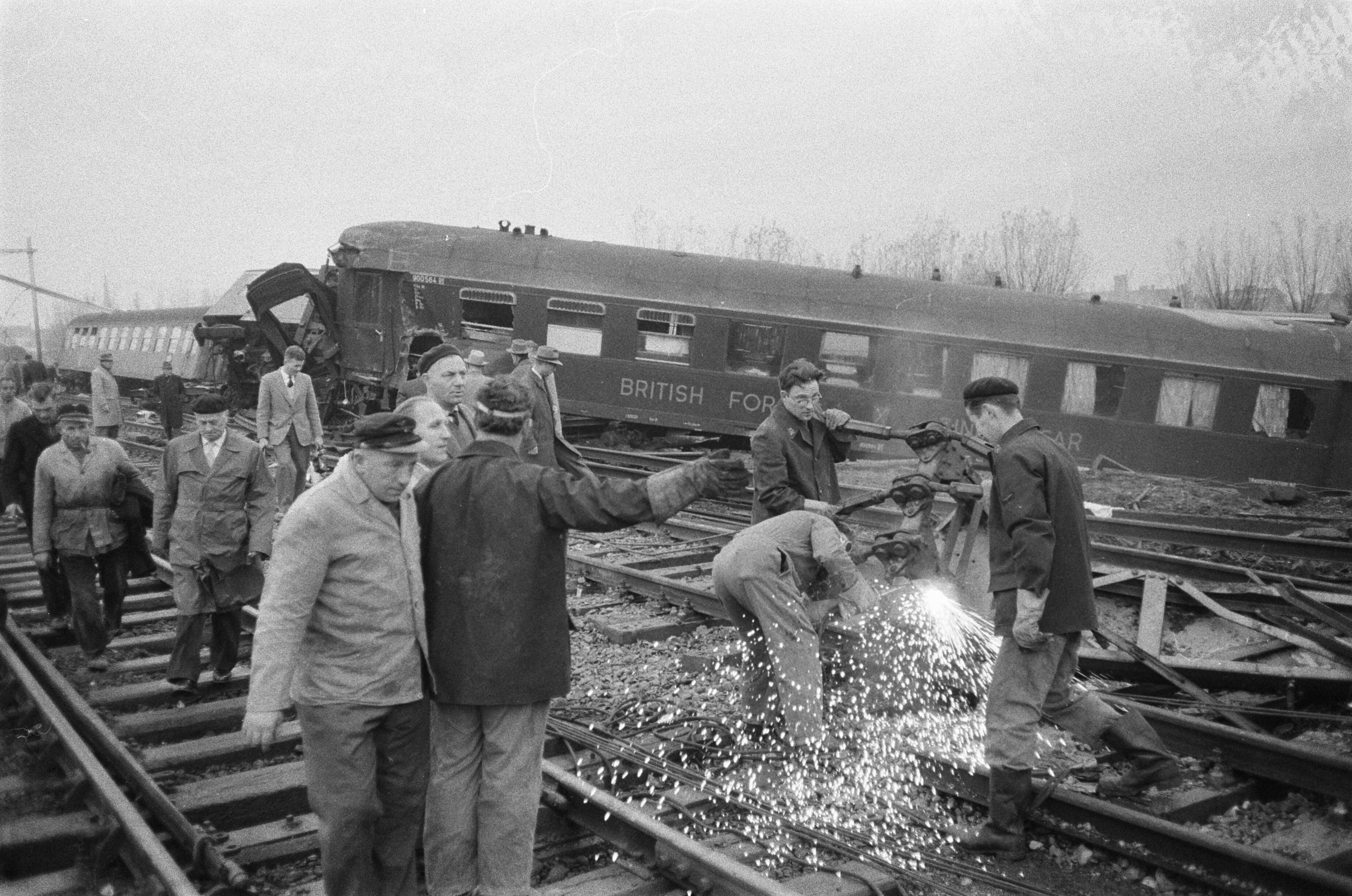 Fotocollectie Anefo — Spoorwegongeluk bij Woerden, overzicht van de opruimingswerkzaamheden — Foto: Pot, Harry / Anefo. Licentie: Set B: Rechtenvrij / Publiek Domein. Bron: Nationaal Archief. http://hdl.handle.net/10648/a9c071da-d0b4-102d-bcf8-003048976d84