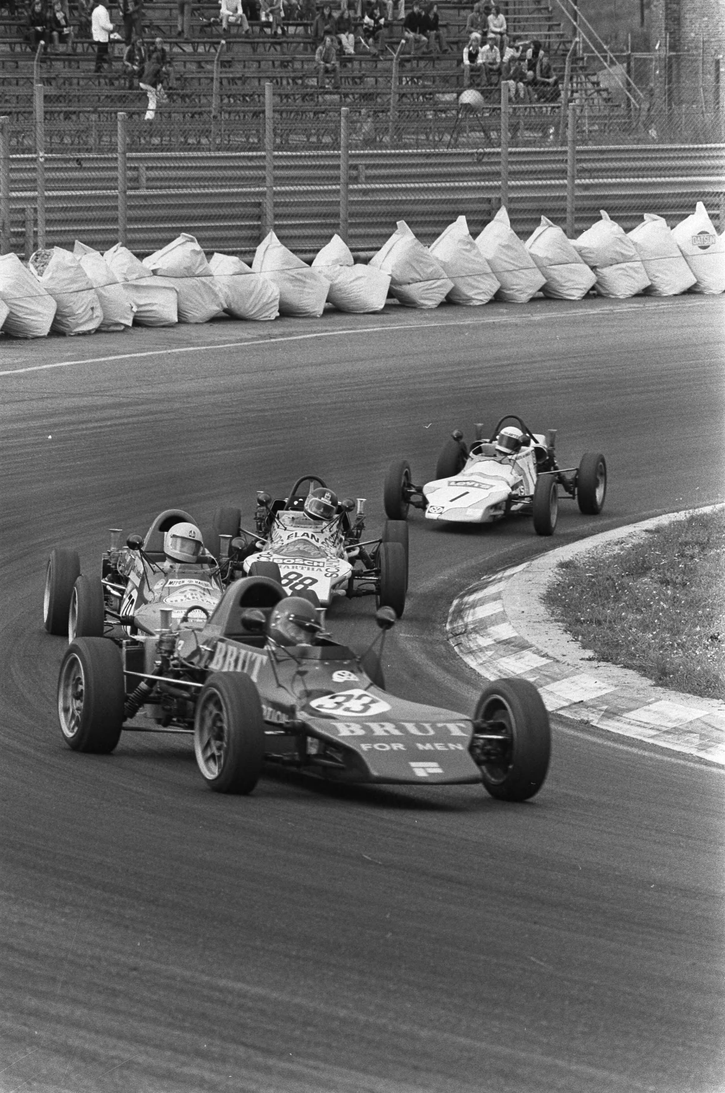 Fotocollectie Anefo — Zandvoort Trophy of the Dunes ; formule Vee, Leo Steenbergen, winnaar Calle Jonsson, no. 88 Karl Anton en Maarten van Ginneken — Foto: Verhoeff, Bert / Anefo. Licentie: Set B: Rechtenvrij / Publiek Domein. Bron: Nationaal Archief. http://hdl.handle.net/10648/ac7184fa-d0b4-102d-bcf8-003048976d84