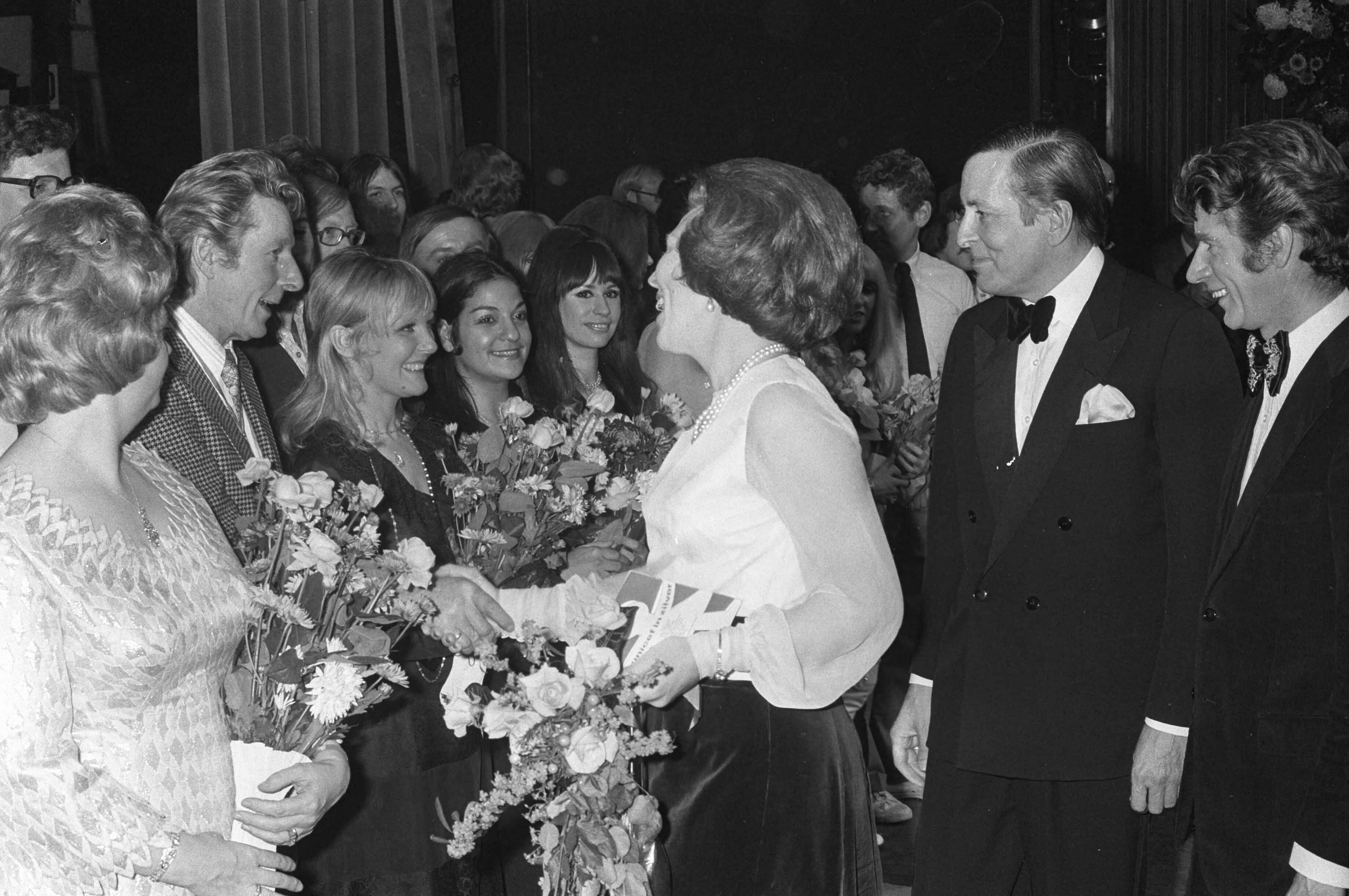 Fotocollectie Anefo — Prinses Beatrix en Prins Claus Uniceffeest in Congresgebouw Den Haag, D. Kaye, Petula Clark en Frida Boccara, Beatrix en Claus — Foto: Mieremet, Rob / Anefo. Licentie: Set B: Rechtenvrij / Publiek Domein. Bron: Nationaal Archief. http://hdl.handle.net/10648/abd6a584-d0b4-102d-bcf8-003048976d84
