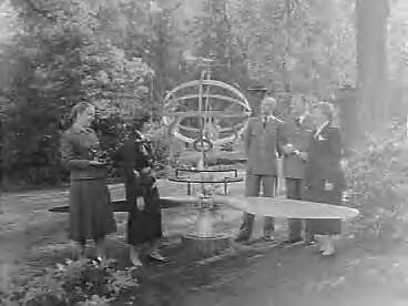 Fotocollectie Anefo — Een deputatie van de Koninklijke Luchtmacht heeft aan de scheidende luitenant-generaal-waarnemer Anton Baretta, chef Luchtmachtstaf, een door J.F. Doeve ontworpen zonnewijzer aangeboden. In de tuin van landgoed De Hartekamp te Wassenaar, vlnr. twee dochters van de generaal (Eaklin-Baretta en Tazelaar-Baretta), generaal-majoor H. Schaper, luitenant-generaal A. Baretta, mevr. Baretta-De Bruyn — Foto: Pot, Harry / Anefo. Licentie: Set B: Rechtenvrij / Publiek Domein. Bron: Nationaal Archief. http://hdl.handle.net/10648/a9519a44-d0b4-102d-bcf8-003048976d84