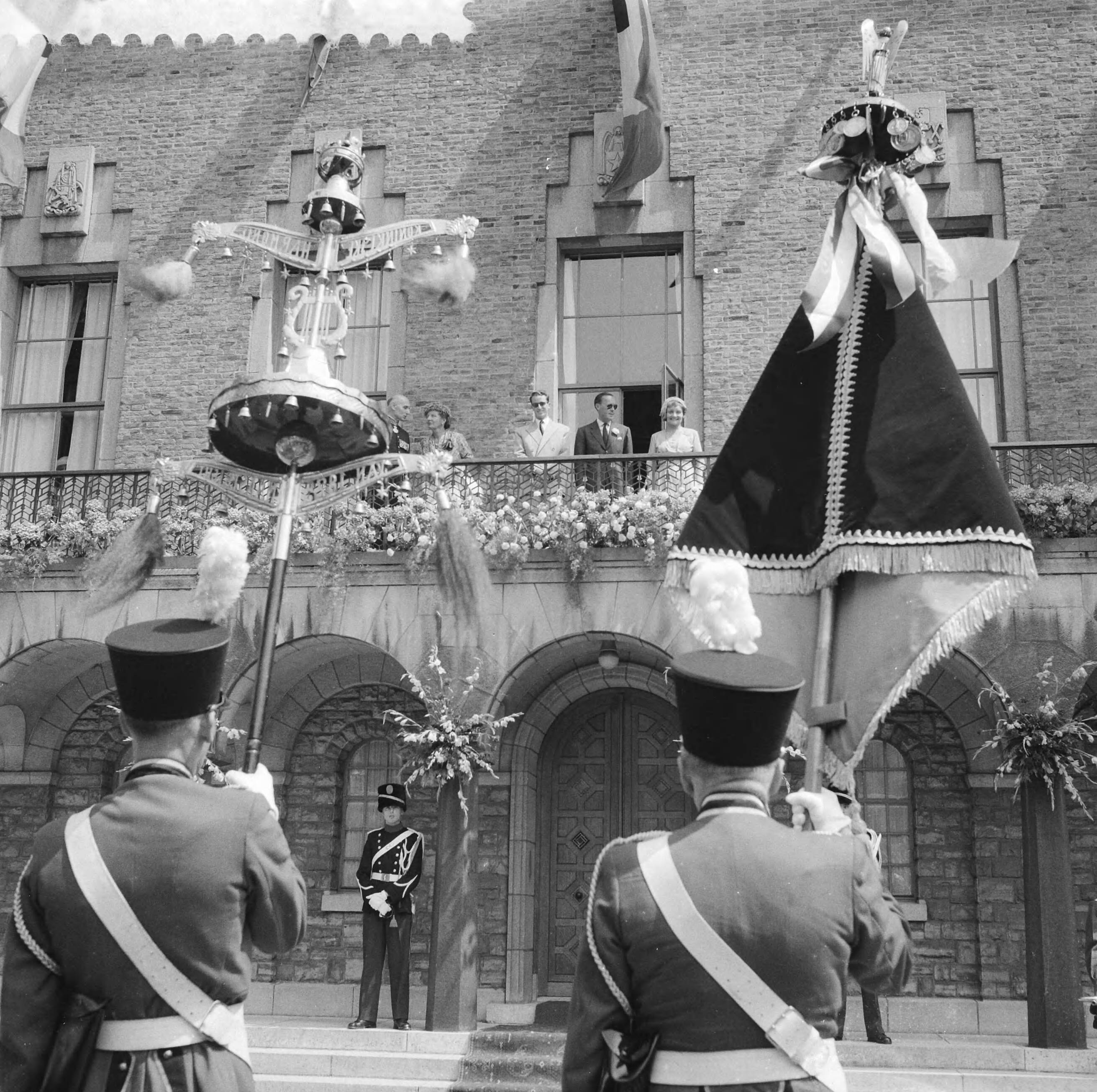Staatsbezoek koning Boudewijn 1959 — Vierde dag van het bezoek van koning Boudewijn. Bezoek aan Maastricht en omgeving — Foto: Noske, J.D. / Anefo. Licentie: Set B: Rechtenvrij / Publiek Domein. Bron: Nationaal Archief. http://hdl.handle.net/10648/a998bb2c-d0b4-102d-bcf8-003048976d84