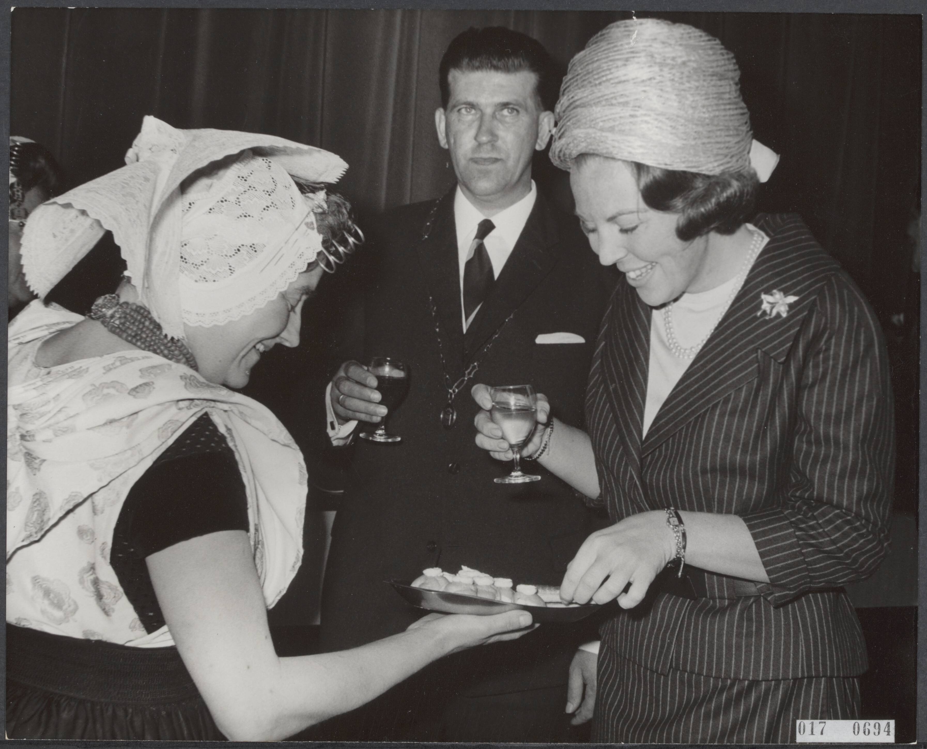 Fotocollectie Elsevier Binnenland — Eerste steenlegging van het te bouwen centrum voor jongeren "Het Zilveren Schor" te Arnemuiden, bijgewoond door prinses Beatrix. De prinses is lid van de Raad van Advies van de Stichting Zilveren Jeugdcentra. In het midden de burgemeester van Arnemuiden, A. Hack — Foto: Nijs, Jac. de / Anefo. Licentie: Set B: Rechtenvrij / Publiek Domein. Bron: Nationaal Archief. http://hdl.handle.net/10648/adbeb81e-d0b4-102d-bcf8-003048976d84