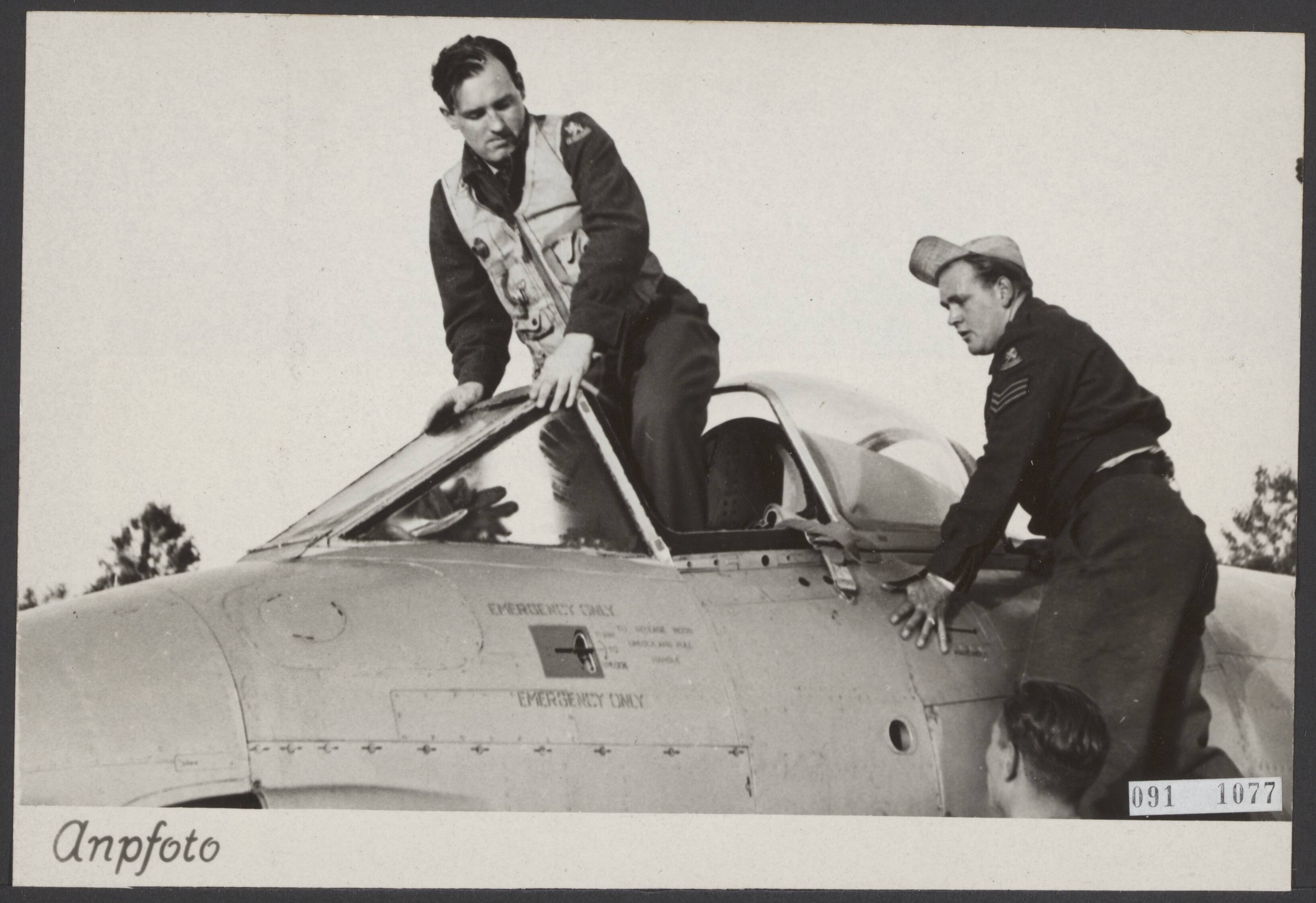 Fotocollectie Elsevier Binnenland — Majoor Flinterman is er boven Ameland in geslaagd het Nederlands hoogterecord vliegen te breken. Hij bereikte met zijn Gloster Meteor een hoogte van 14.579 meter. Het oude record, dat in 1938 door luitenant Th. Leegstra werd gevestigd, bedroeg 11.354 meter. Majoor Flinter man landde om 19.00 uur precies onder grote belangstelling op vliegveld Leeuwarden — Foto: ANP / RVD of rechtenvrij. Licentie: Set B: Rechtenvrij / Publiek Domein. Bron: Nationaal Archief. http://hdl.handle.net/10648/ae21ddc2-d0b4-102d-bcf8-003048976d84