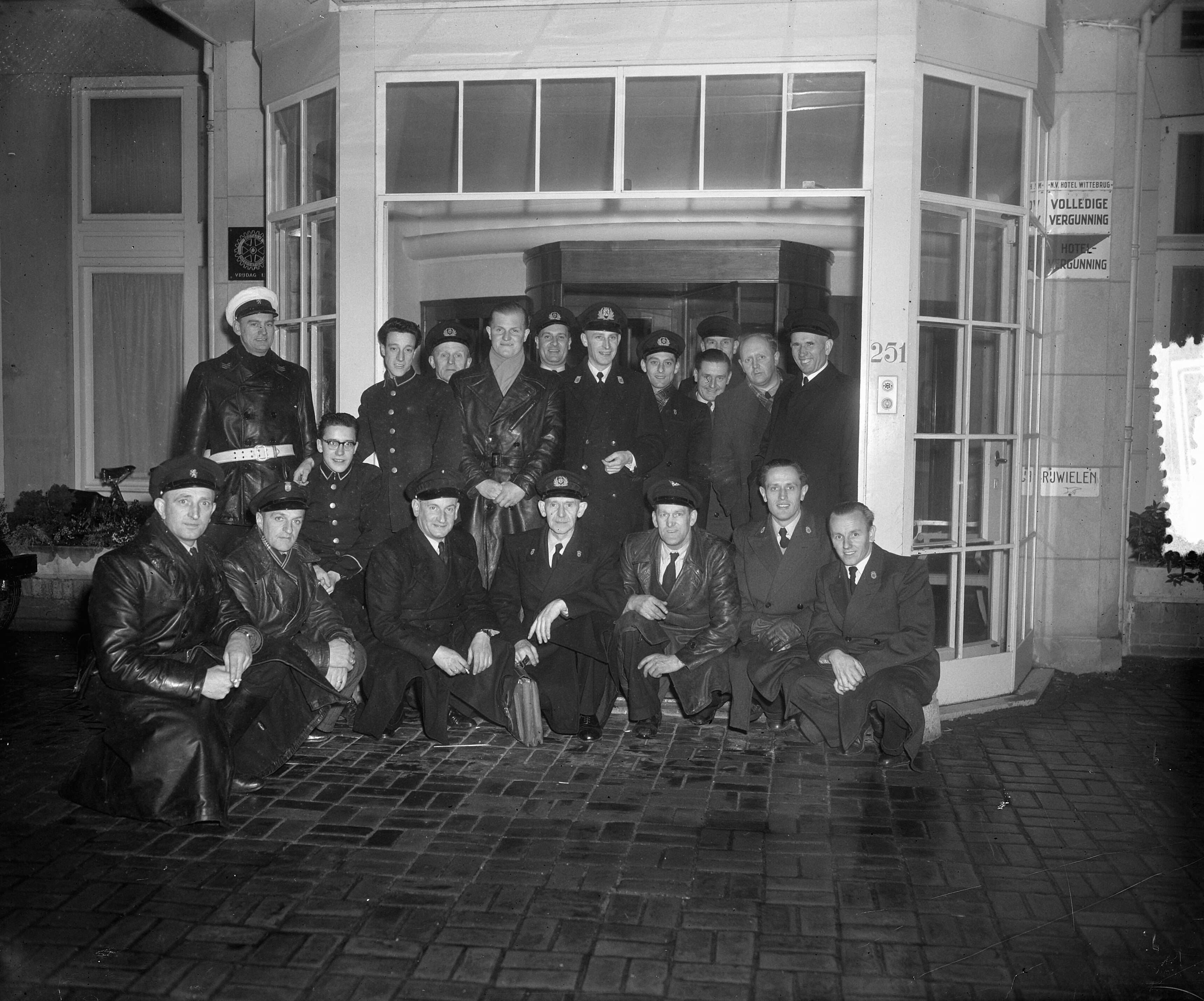 Fotocollectie Anefo — Nieuwjaarsreceptie van Commissaris der Koningin in Zuid-Holland te Den Haag — Foto: Duinen, H. van / Anefo. Licentie: Set B: Rechtenvrij / Publiek Domein. Bron: Nationaal Archief. http://hdl.handle.net/10648/a8f3b3d4-d0b4-102d-bcf8-003048976d84