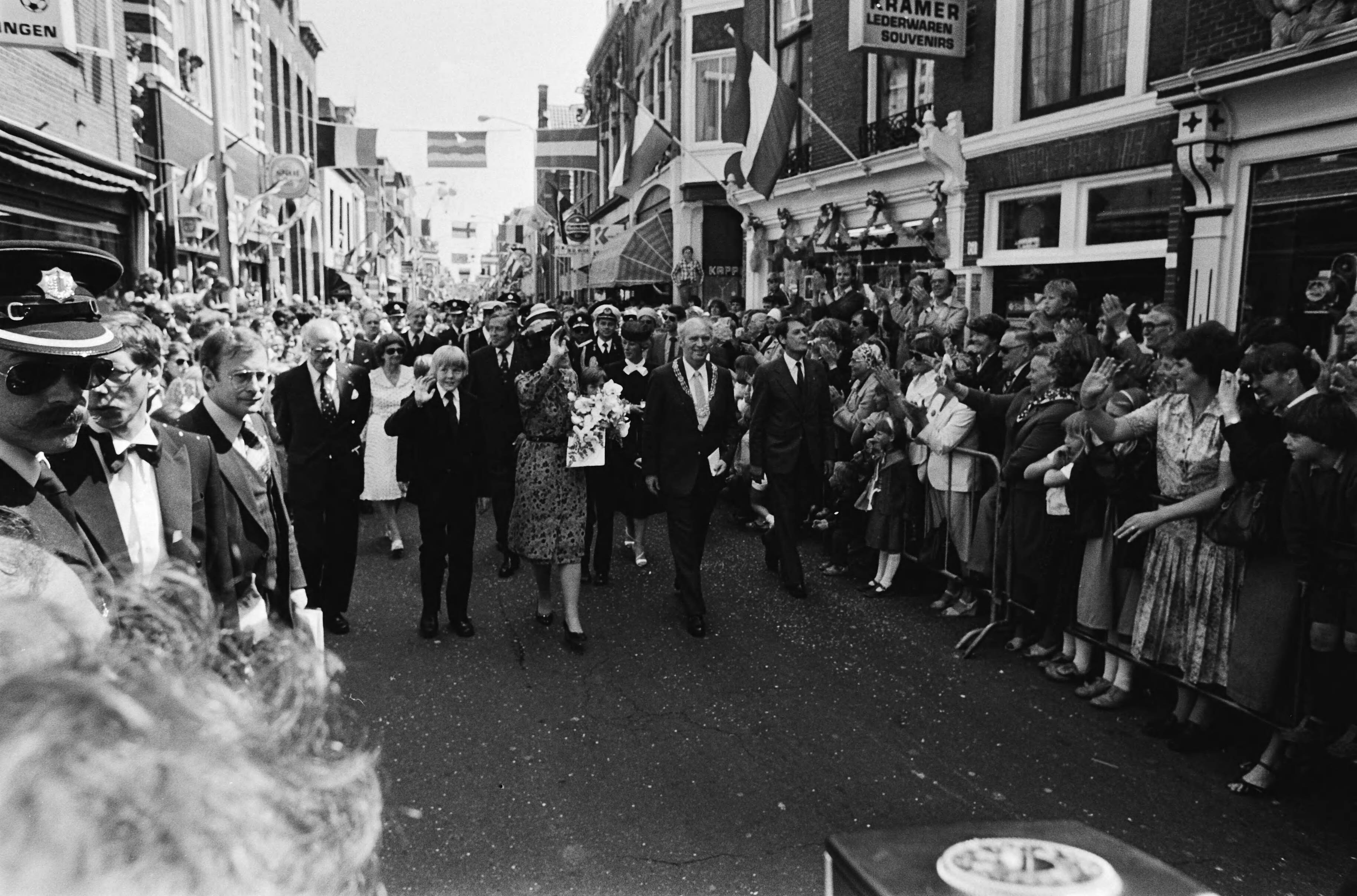 Fotocollectie Anefo — Intocht Koningin Beatrix in Den Haag in open caleche; overzicht drukte tijdens wandeling Koninklijke familie in Scheveningen (wandeling) — Foto: Croes, Rob C. / Anefo. Licentie: Set B: Rechtenvrij / Publiek Domein. Bron: Nationaal Archief. http://hdl.handle.net/10648/ace0e250-d0b4-102d-bcf8-003048976d84