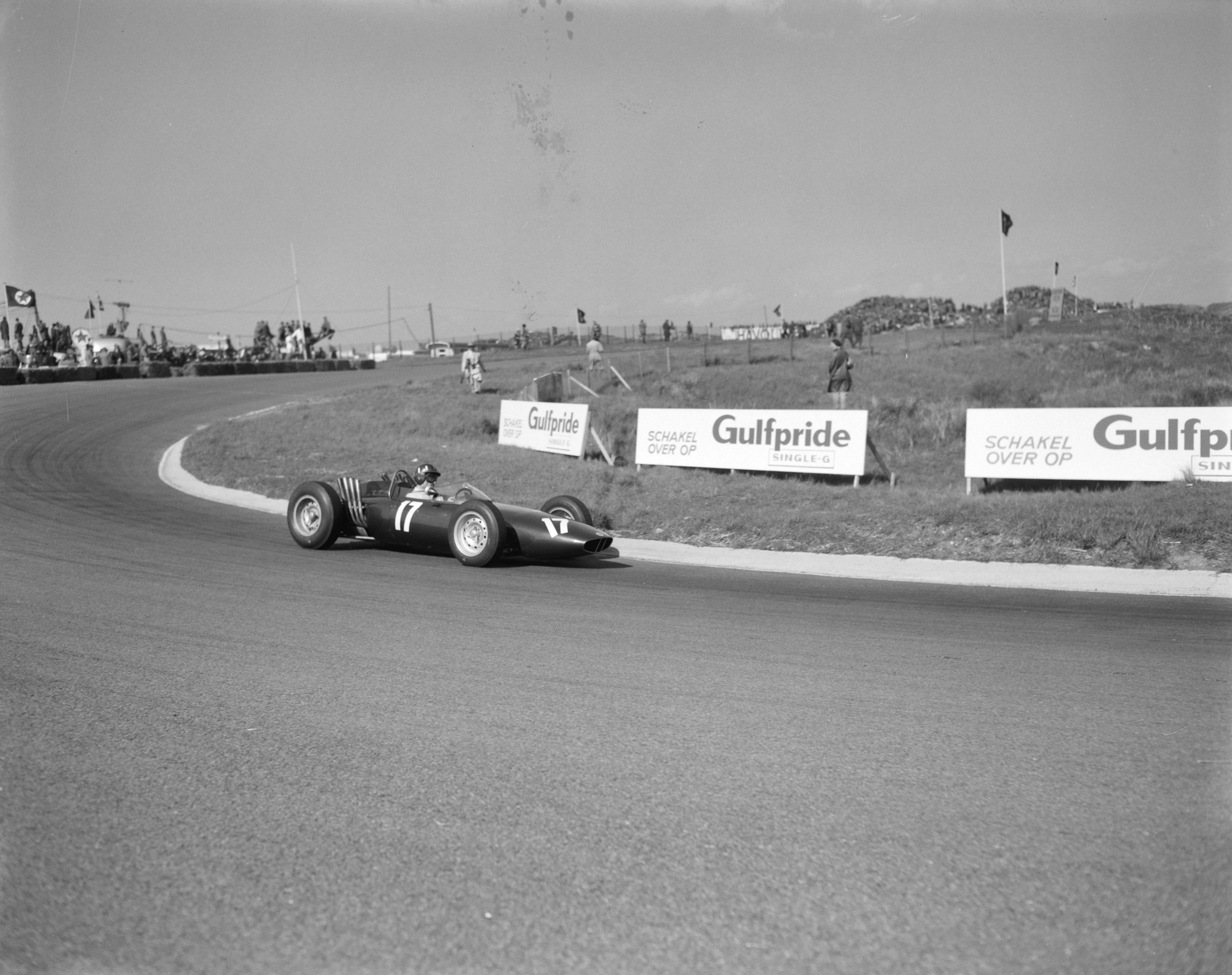 Grand Prix Zandvoort 1962 — Grand Prix van Zandvoort. Winnaar Graham Hill (17, BRM) — Foto: Bilsen, Joop van / Anefo. Licentie: Set B: Rechtenvrij / Publiek Domein. Bron: Nationaal Archief. http://hdl.handle.net/10648/aa092b3c-d0b4-102d-bcf8-003048976d84