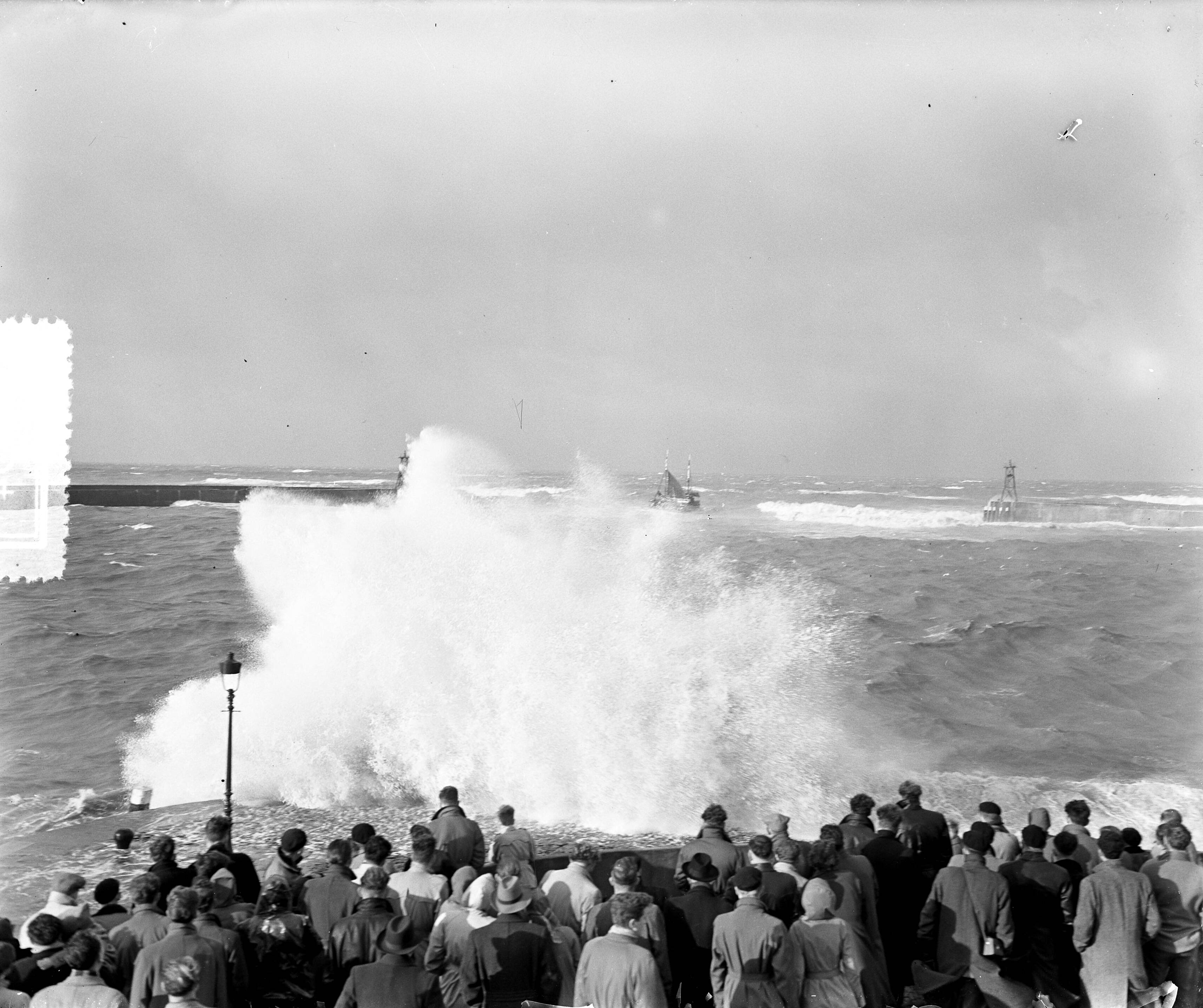 Fotocollectie Anefo — Storm aan de kust bij Scheveningen — Foto: Pot, Harry / Anefo. Licentie: Set B: Rechtenvrij / Publiek Domein. Bron: Nationaal Archief. http://hdl.handle.net/10648/a92dddac-d0b4-102d-bcf8-003048976d84