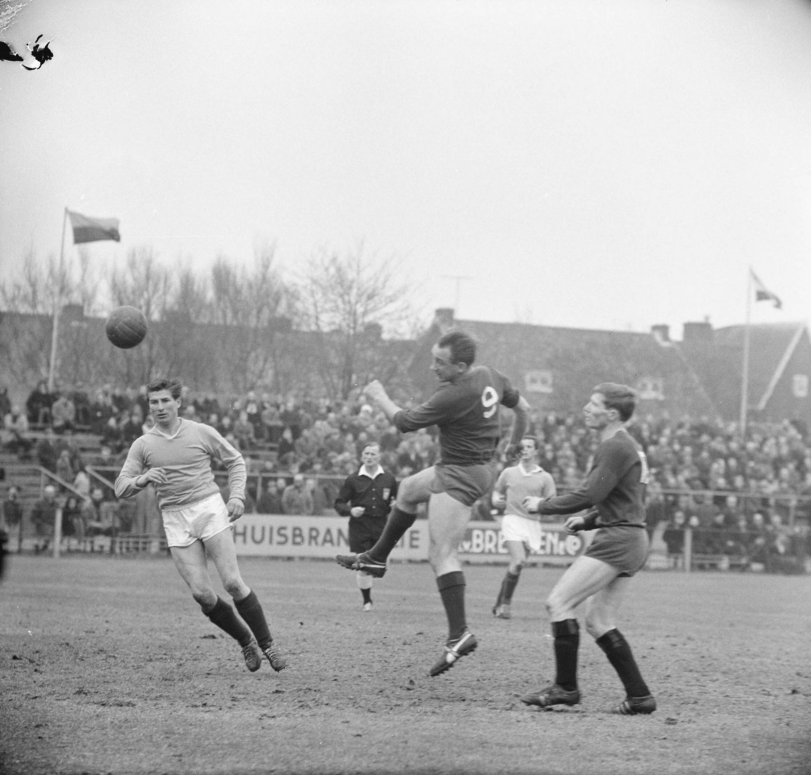 Fotocollectie Anefo — Voetbal. Haarlem tegen HDVS 1-1. Spelmoment, rechts Nico Jonker (Haarlem) — Foto: Nijs, Jac. de / Anefo. Licentie: Set B: Rechtenvrij / Publiek Domein. Bron: Nationaal Archief. http://hdl.handle.net/10648/aa30118e-d0b4-102d-bcf8-003048976d84