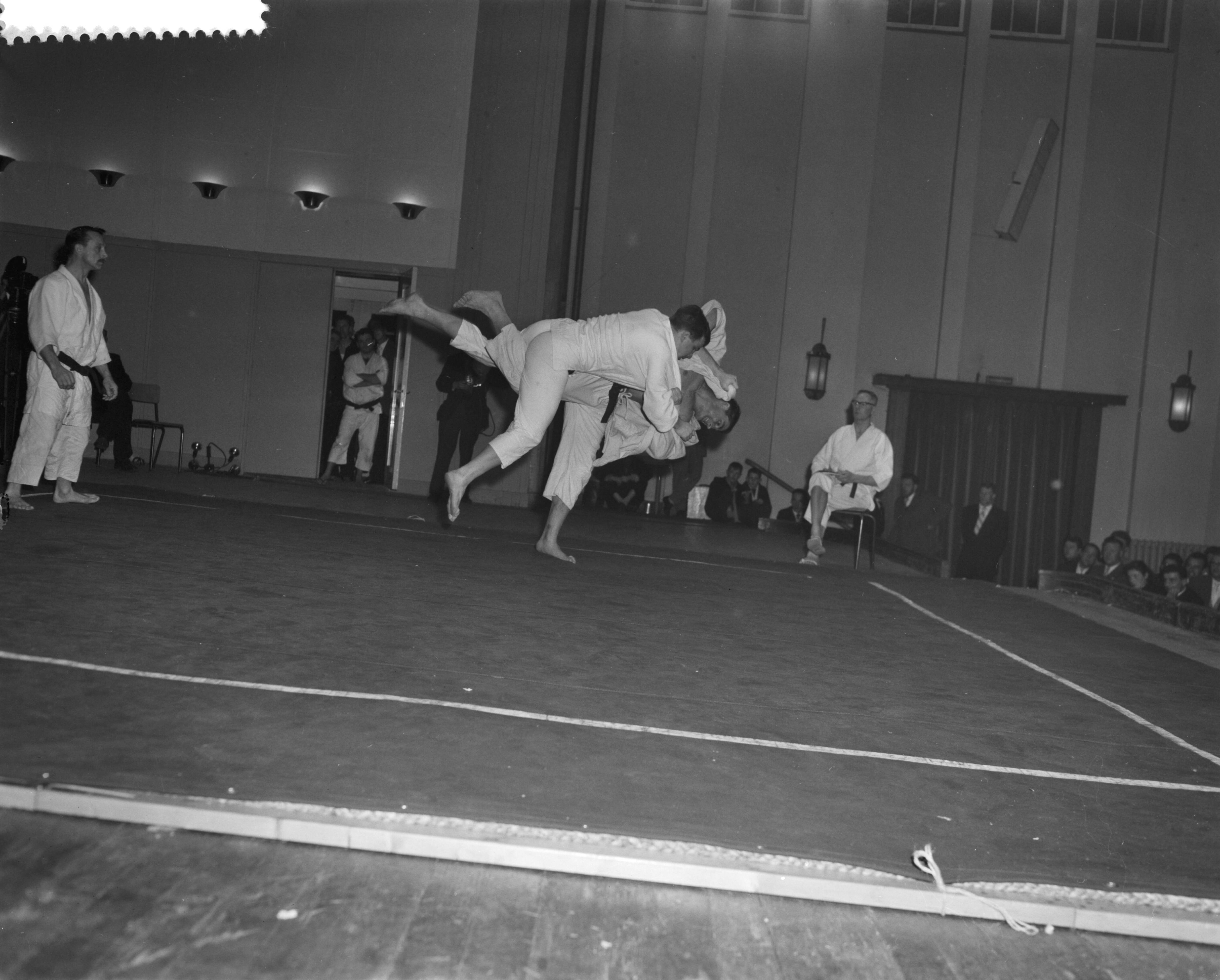 Fotocollectie Anefo — Nederlandse kampioenschappen judo 1959 in het Concertgebouw te Haarlem. De z.g tiende heupworp "Uchi Mata" door Anton Geesink, links zijn tegenstander R. Alberda — Foto: Behrens, Herbert F. / Anefo. Licentie: Set B: Rechtenvrij / Publiek Domein. Bron: Nationaal Archief. http://hdl.handle.net/10648/a98dc1c2-d0b4-102d-bcf8-003048976d84