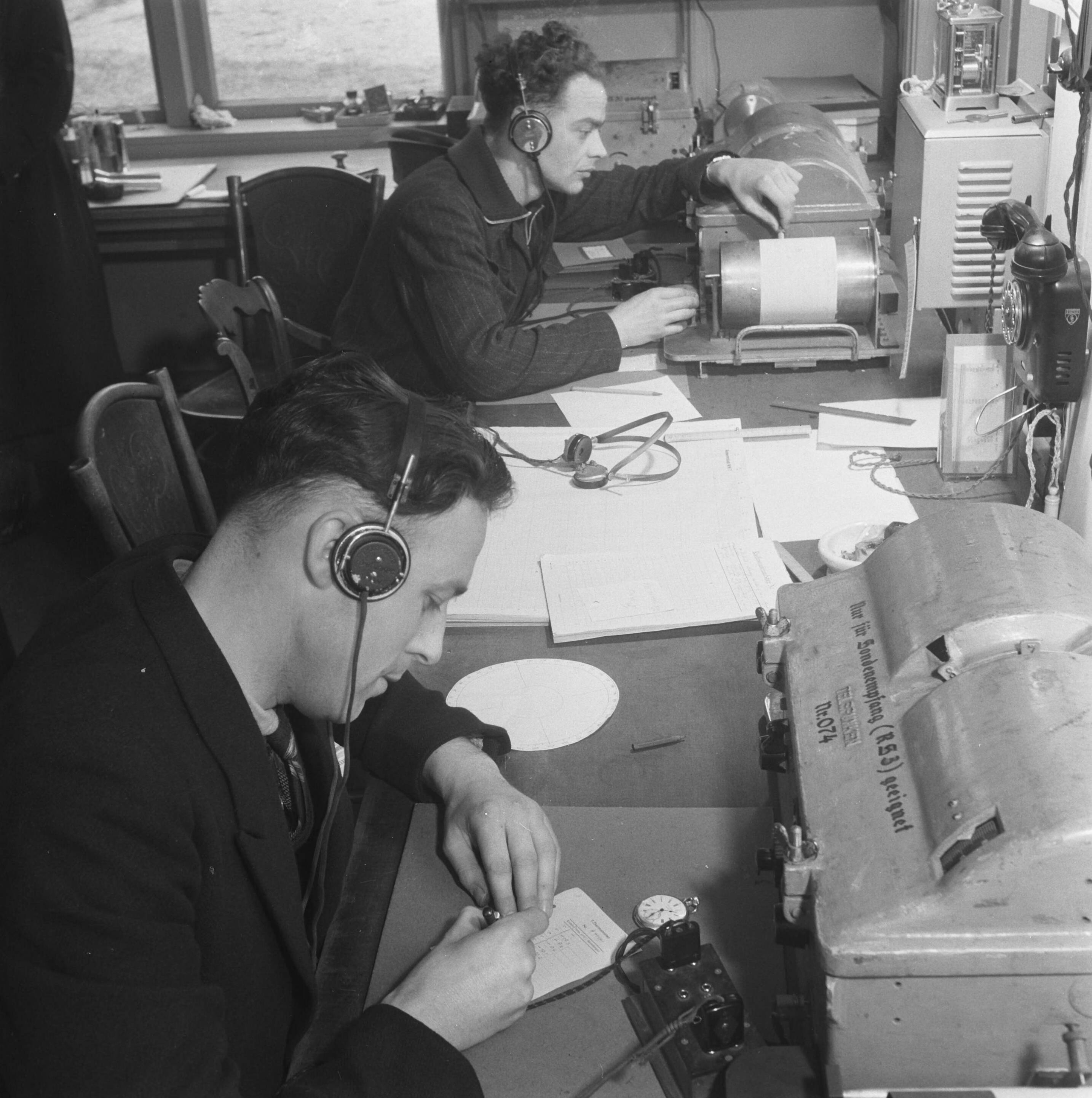 Fotocollectie Anefo — Meteorologisch Instituut te Den Bilt — Foto: Breijer, Charles / Anefo. Licentie: Set B: Rechtenvrij / Publiek Domein. Bron: Nationaal Archief. http://hdl.handle.net/10648/a89b26ba-d0b4-102d-bcf8-003048976d84